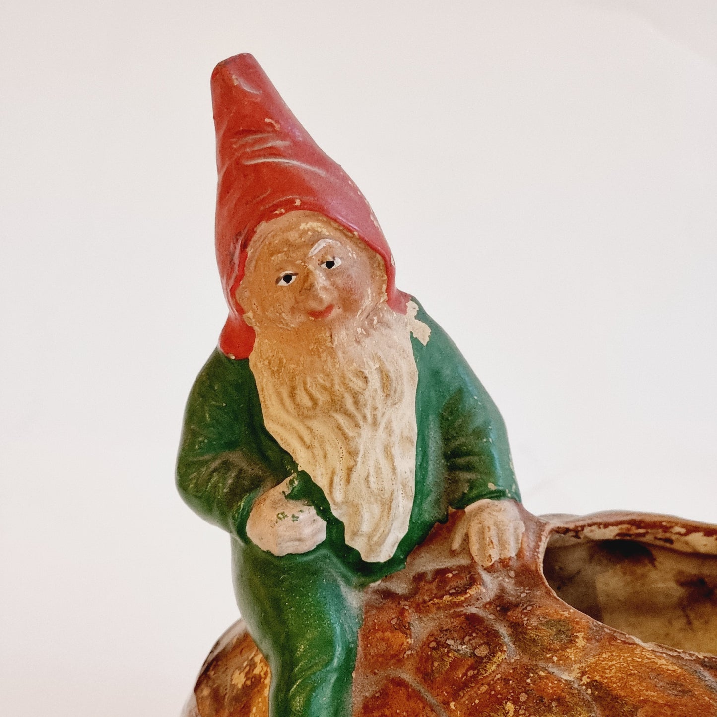 Charmig tomte jultomte med skål