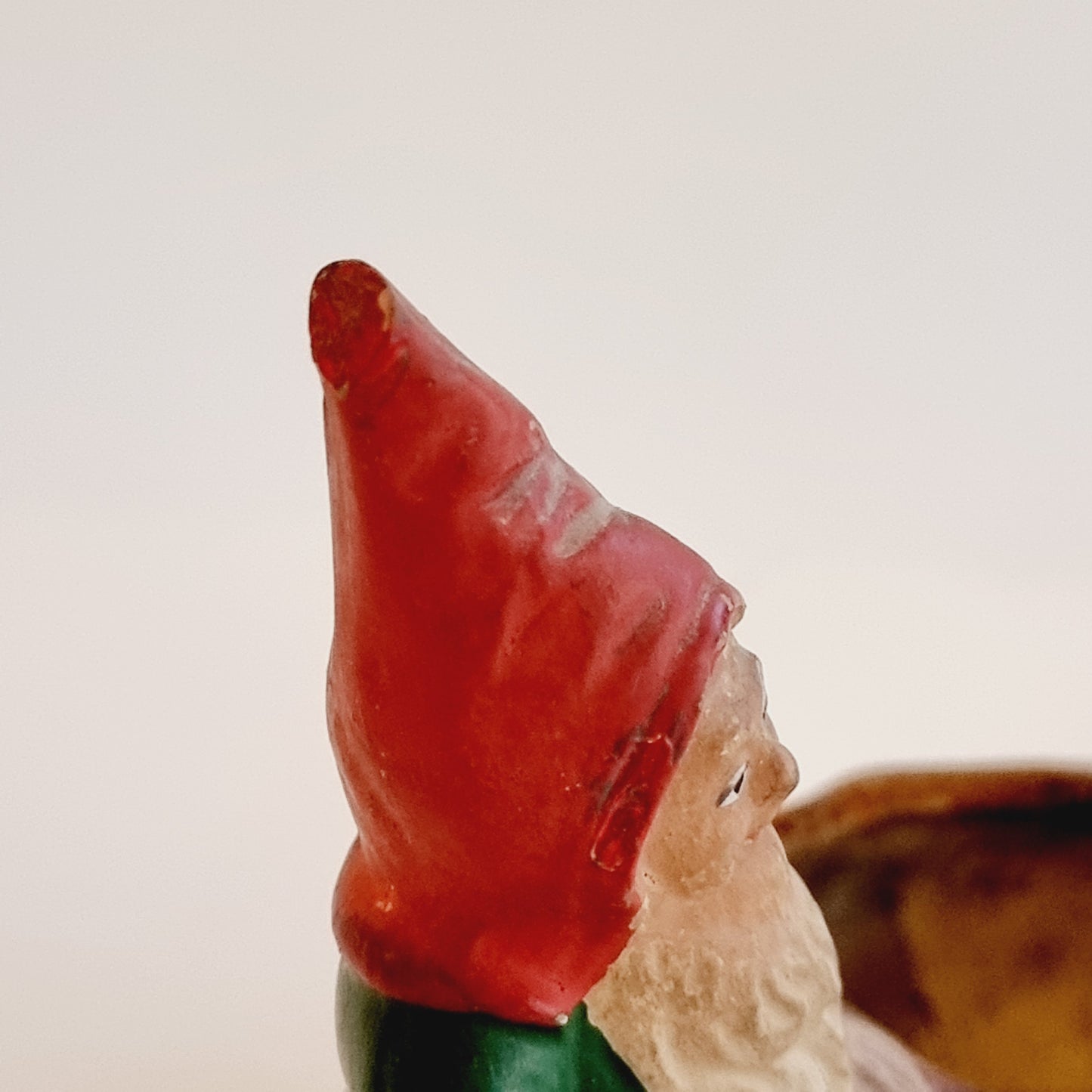 Charmig tomte jultomte med skål