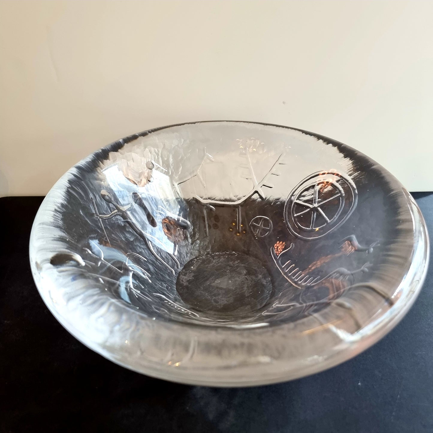 Skål i glas av Vicke Lindstrand för Kosta modell 2502