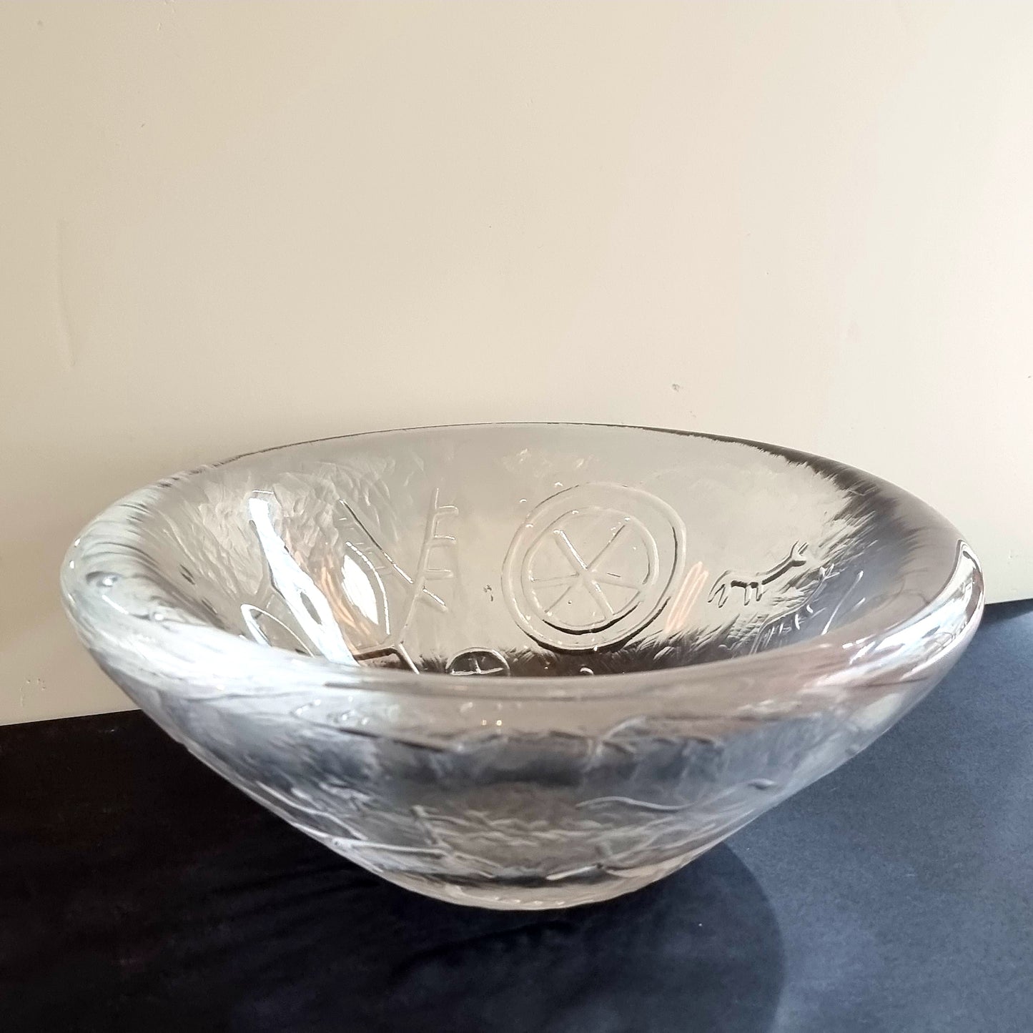 Skål i glas av Vicke Lindstrand för Kosta modell 2502