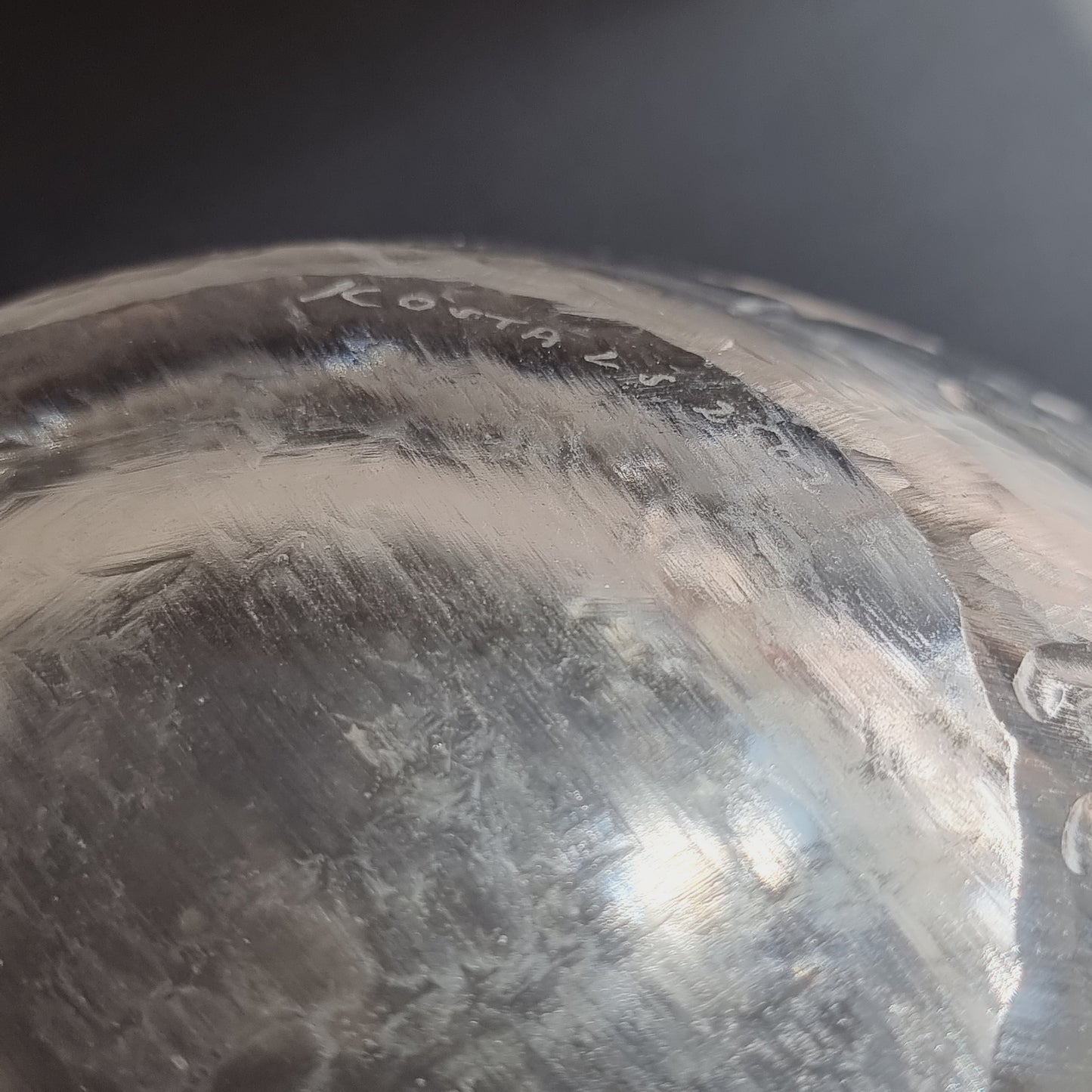 Skål i glas av Vicke Lindstrand för Kosta modell 2502