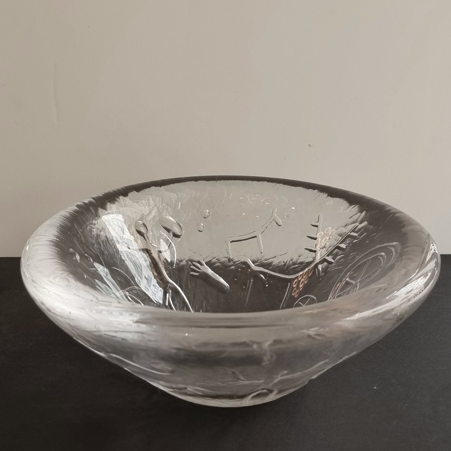Skål i glas av Vicke Lindstrand för Kosta modell 2502