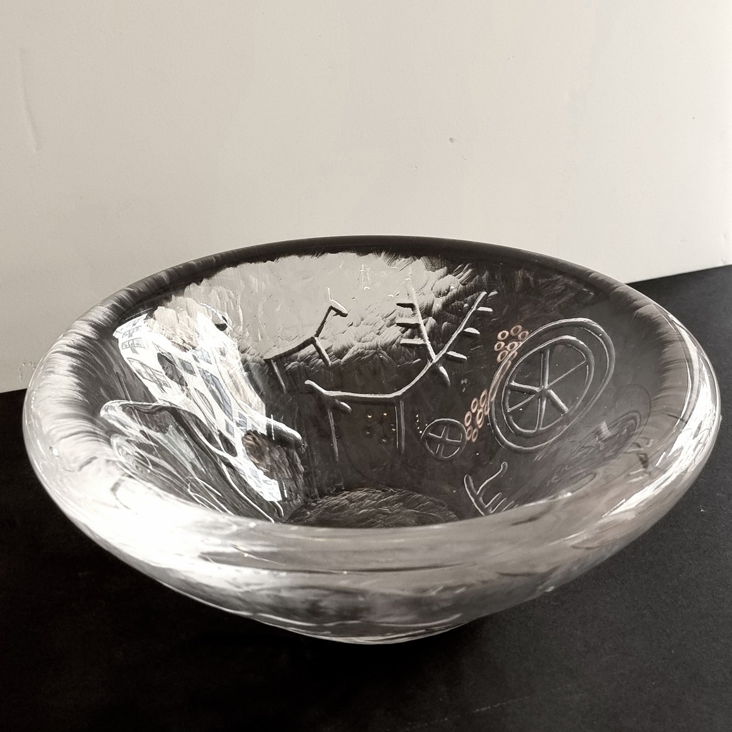 Skål i glas av Vicke Lindstrand för Kosta modell 2502