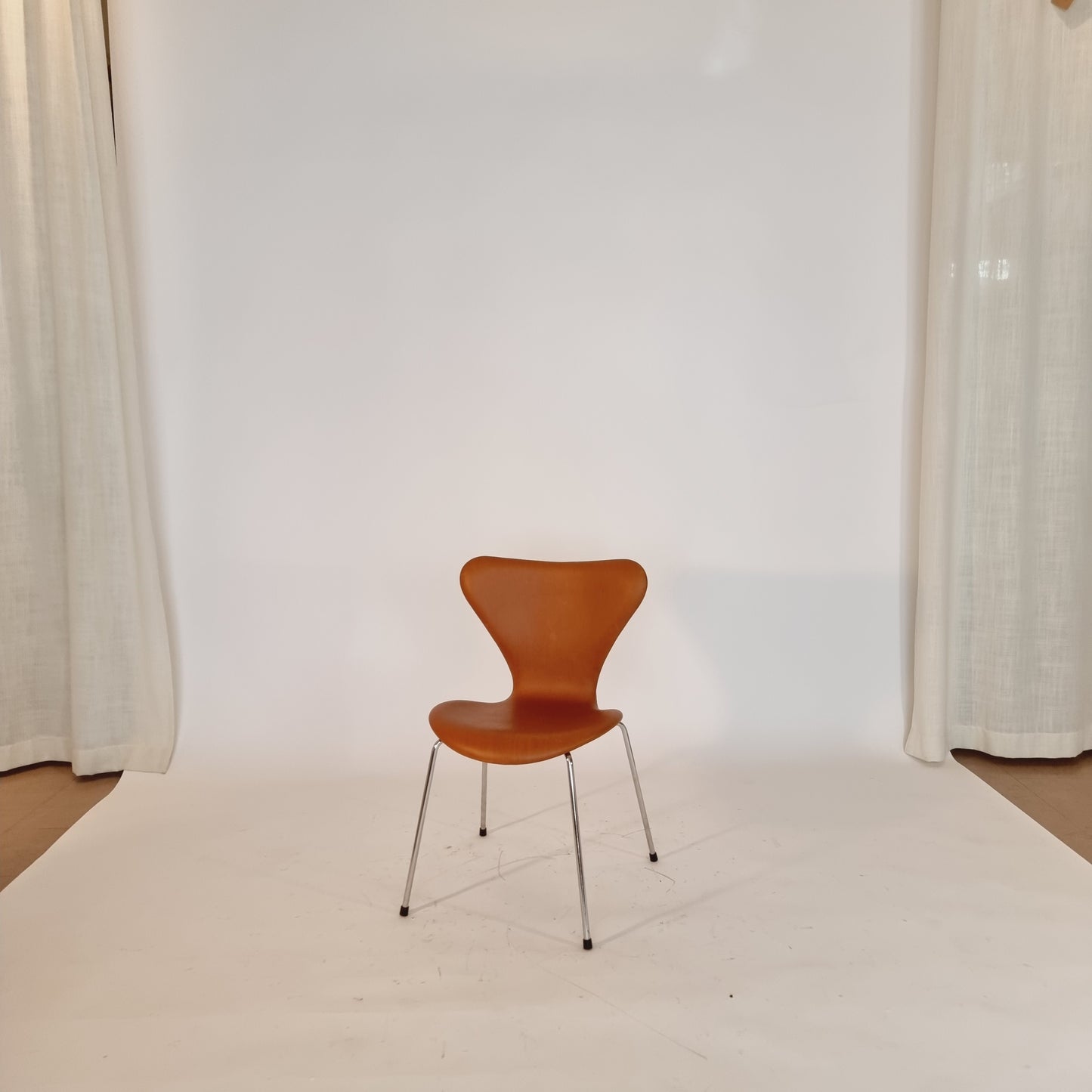 Sjuan av Arne Jacobsen - nyklädd cognac läder