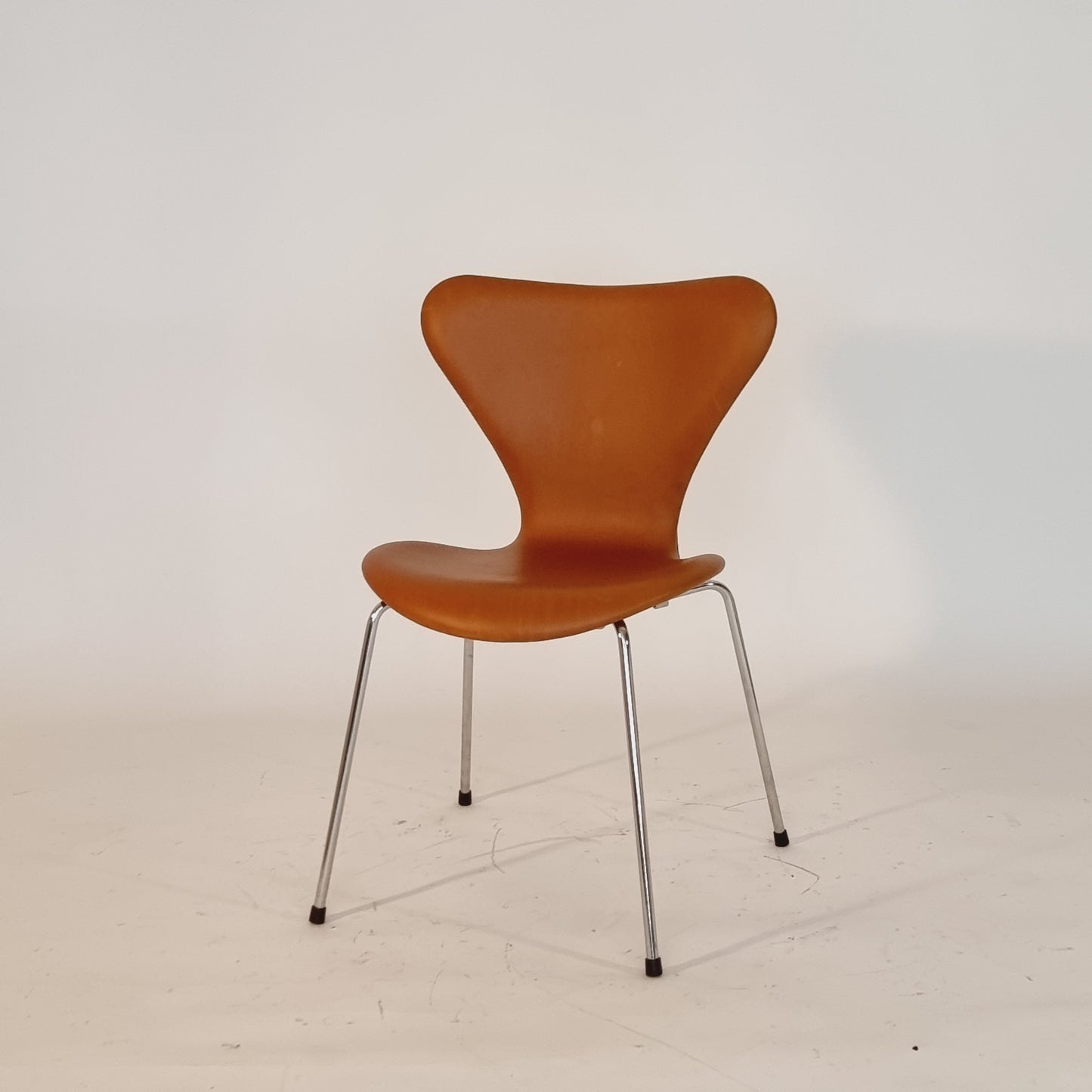 Sjuan av Arne Jacobsen - nyklädd cognac läder