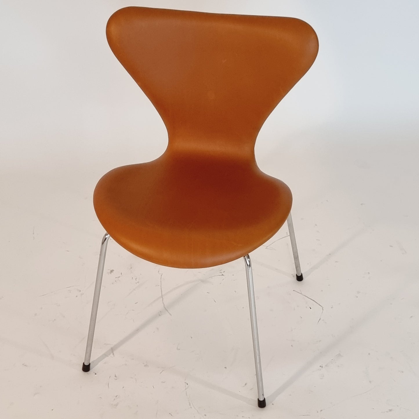 Sjuan av Arne Jacobsen - nyklädd cognac läder