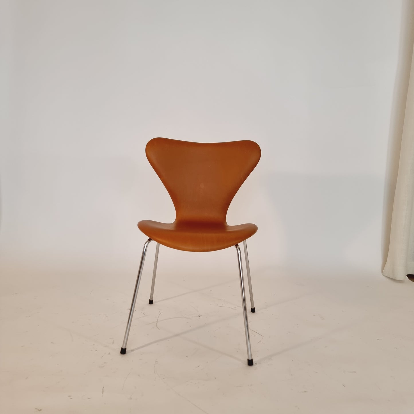 Sjuan av Arne Jacobsen - nyklädd cognac läder