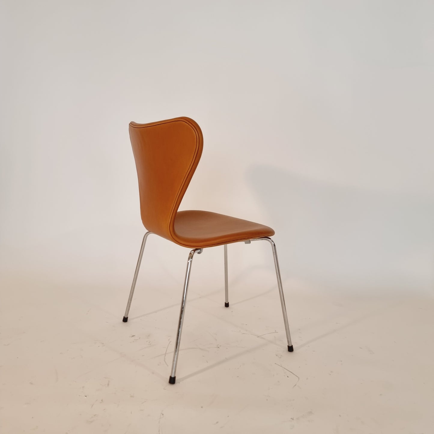 Sjuan av Arne Jacobsen - nyklädd cognac läder