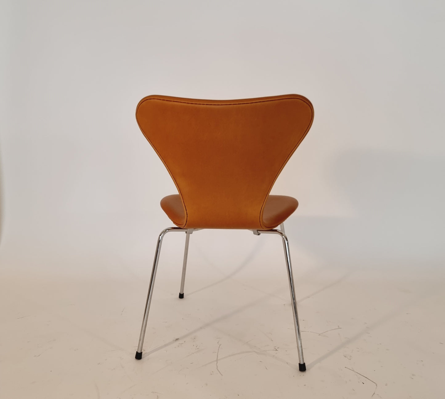 Sjuan av Arne Jacobsen - nyklädd cognac läder