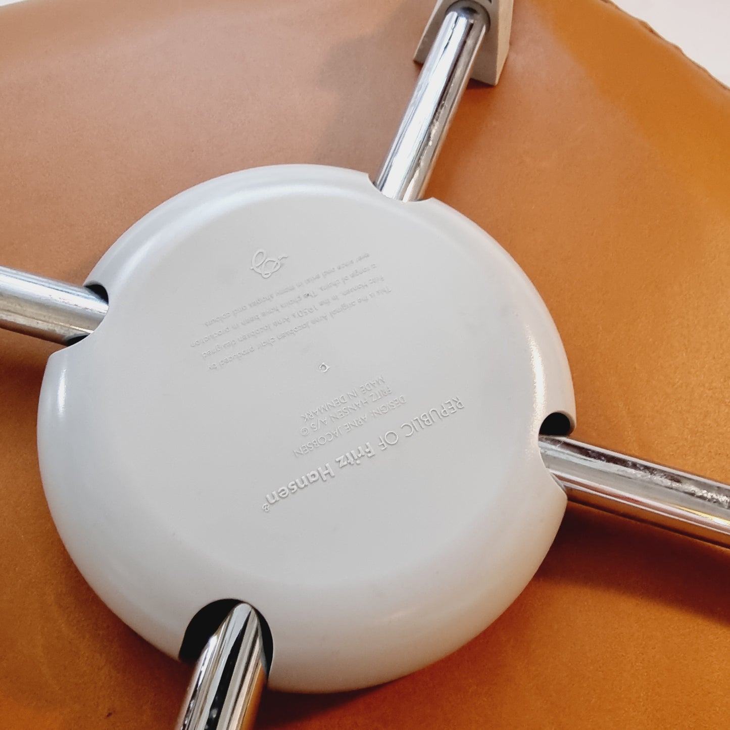 Sjuan av Arne Jacobsen - nyklädd cognac läder