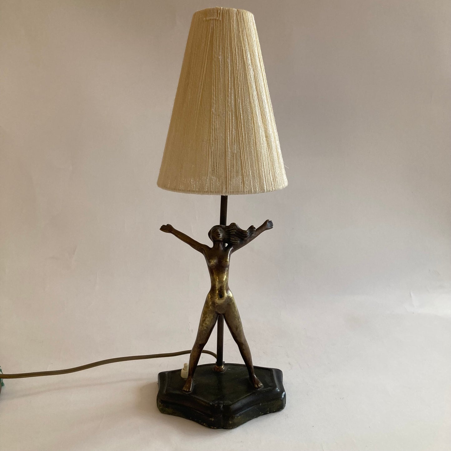 Fritidsflickan Stig Blomberg Ystad-Brons Bordslampa figurin