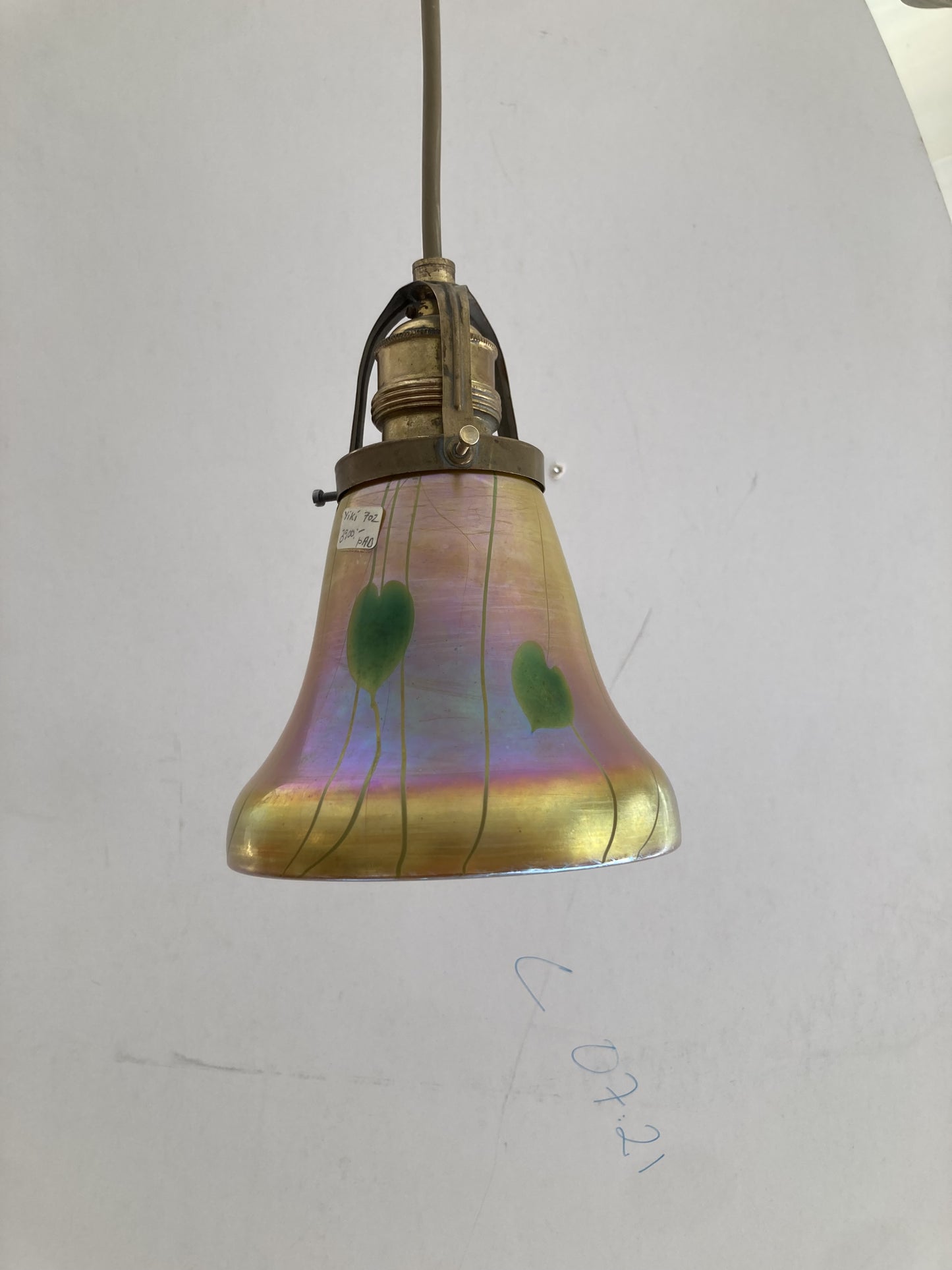 Taklampa tidigt 1900-tal med iriserande kupa, förmodligen Tiffany
