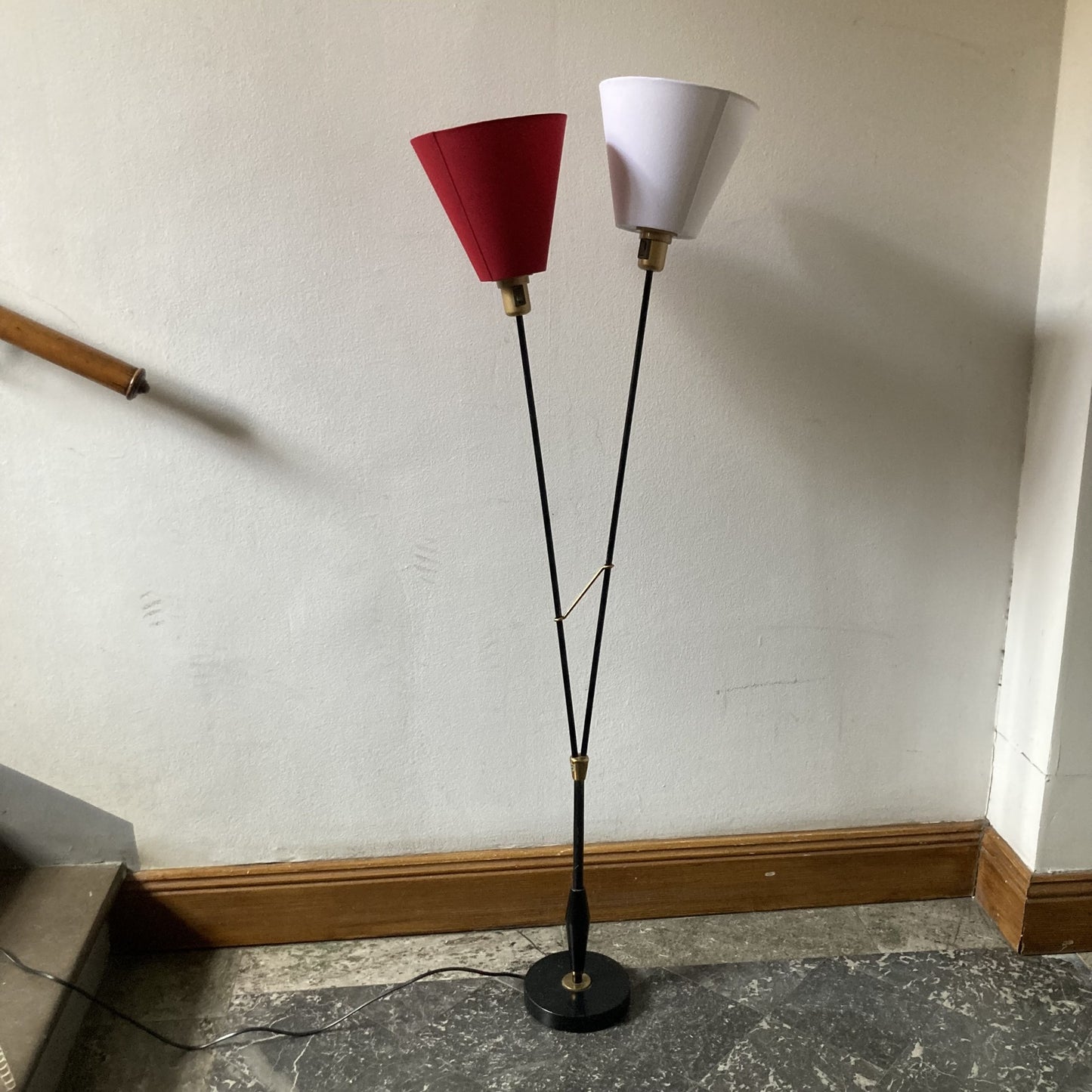 Golvlampa 1960-tal målad metall och mässing 140 cm hög