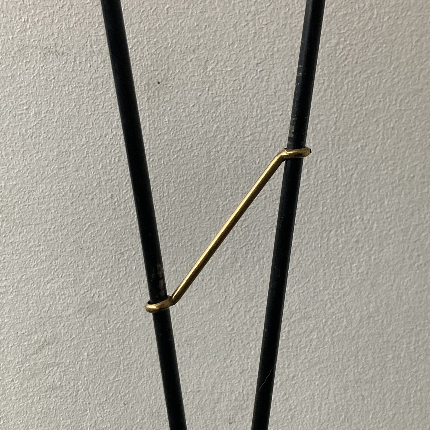 Golvlampa 1960-tal målad metall och mässing 140 cm hög
