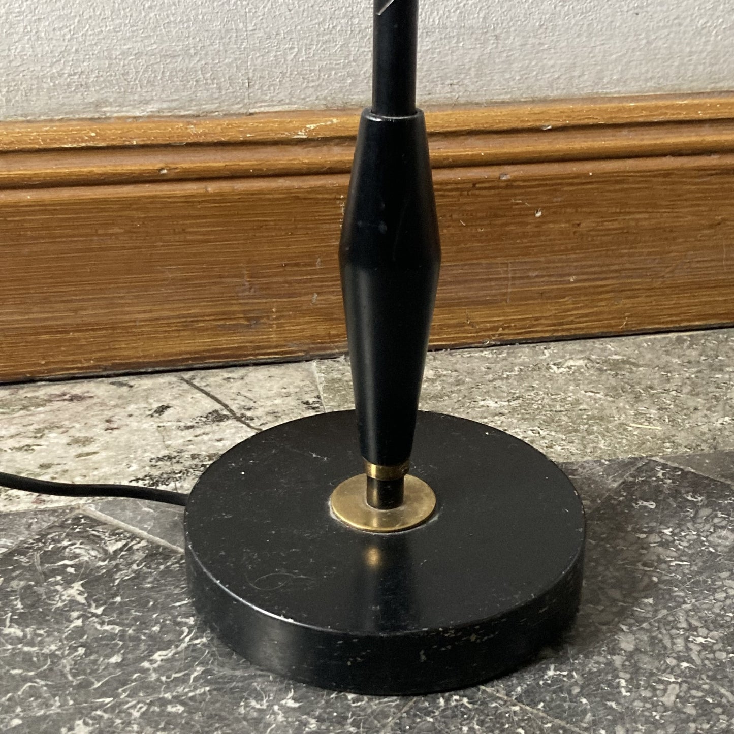 Golvlampa 1960-tal målad metall och mässing 140 cm hög