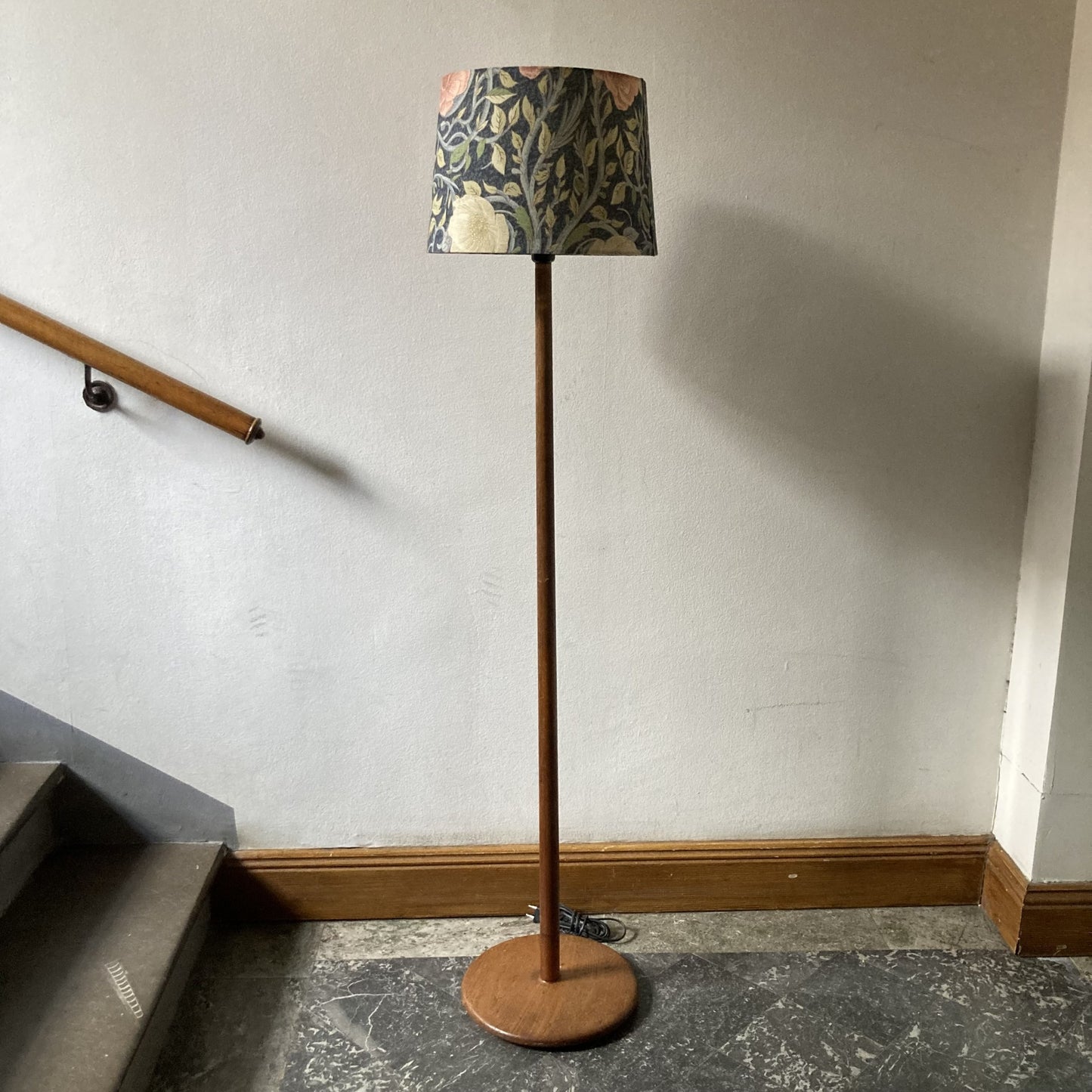 Golvlampa i teak med ny skärm 1960-tal 153cm