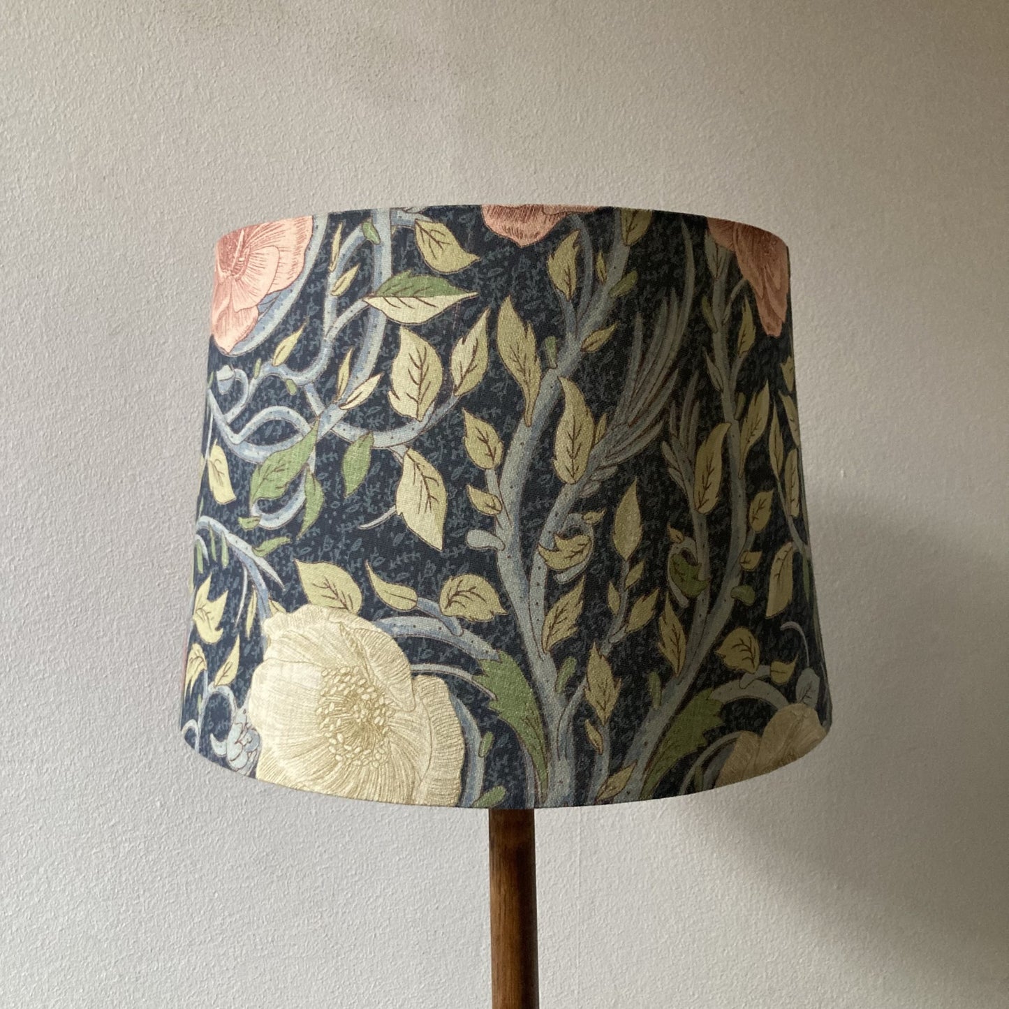 Golvlampa i teak med ny skärm 1960-tal 153cm