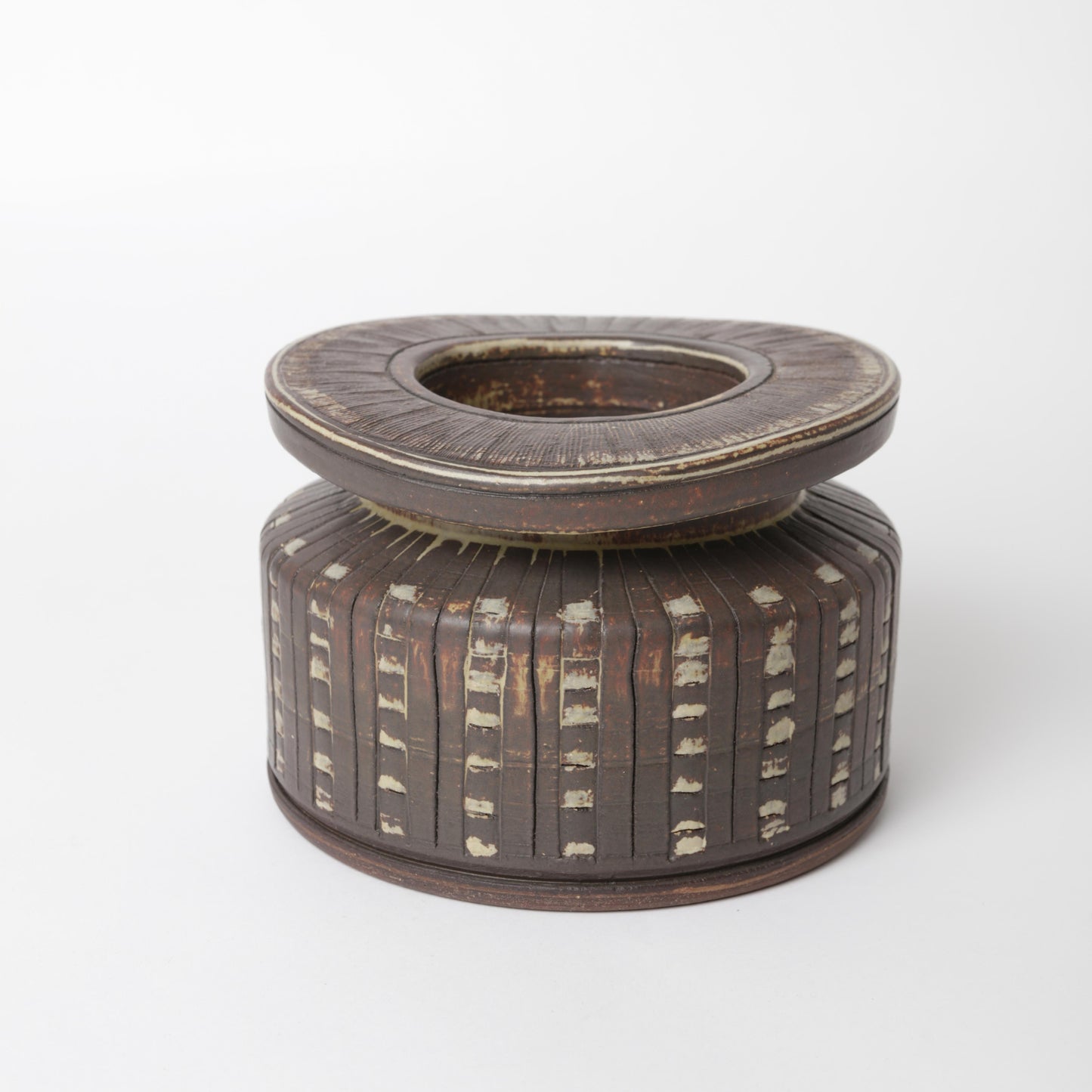 Vas i stengods, Farsta, av Wilhelm Kåge för Gustavsberg. Signerad Gustavsberg Kåge FARSTA I.10 samt Studiohanden. 13,5cm hög och diam. 19cm Farsta stoneware vase by Wilhelm Kåge for Gustavsberg. Signed Gustavsberg Kåge FARSTA I.10 and the “Studio hand”. H: 13,5cm/5,3″ and diam. 19cm/7,5″