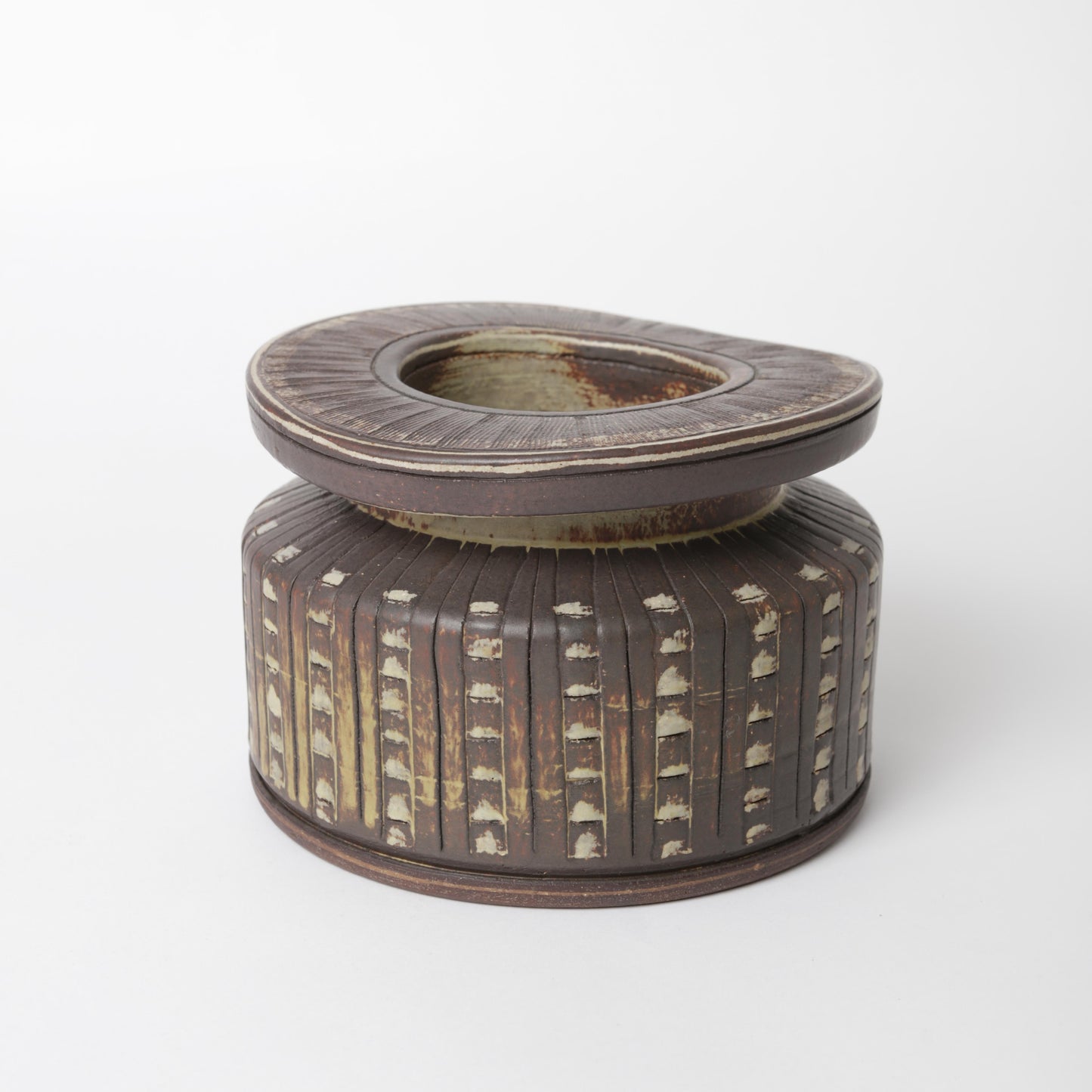 Vas i stengods, Farsta, av Wilhelm Kåge för Gustavsberg. Signerad Gustavsberg Kåge FARSTA I.10 samt Studiohanden. 13,5cm hög och diam. 19cm Farsta stoneware vase by Wilhelm Kåge for Gustavsberg. Signed Gustavsberg Kåge FARSTA I.10 and the “Studio hand”. H: 13,5cm/5,3″ and diam. 19cm/7,5″