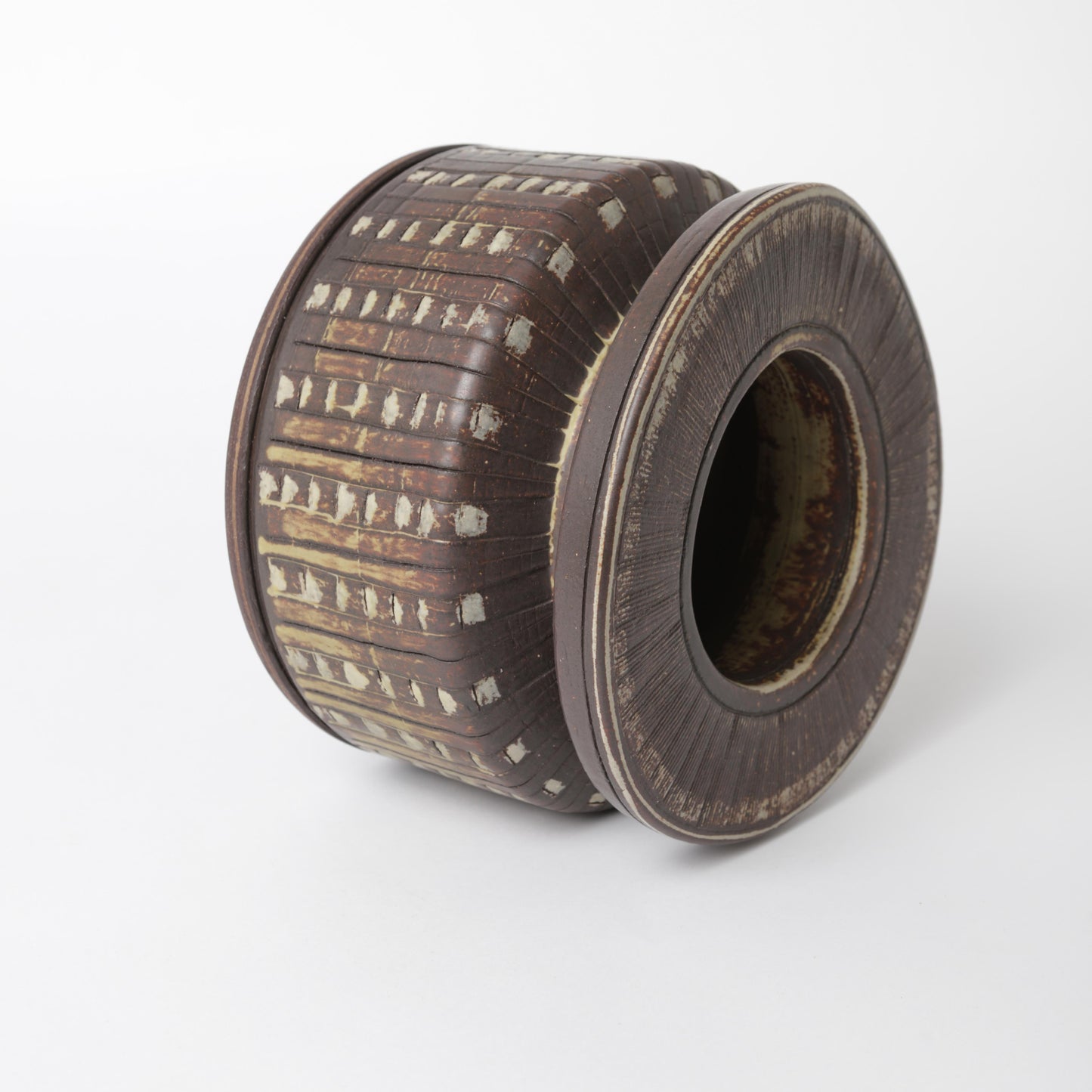 Vas i stengods, Farsta, av Wilhelm Kåge för Gustavsberg. Signerad Gustavsberg Kåge FARSTA I.10 samt Studiohanden. 13,5cm hög och diam. 19cm Farsta stoneware vase by Wilhelm Kåge for Gustavsberg. Signed Gustavsberg Kåge FARSTA I.10 and the “Studio hand”. H: 13,5cm/5,3″ and diam. 19cm/7,5″