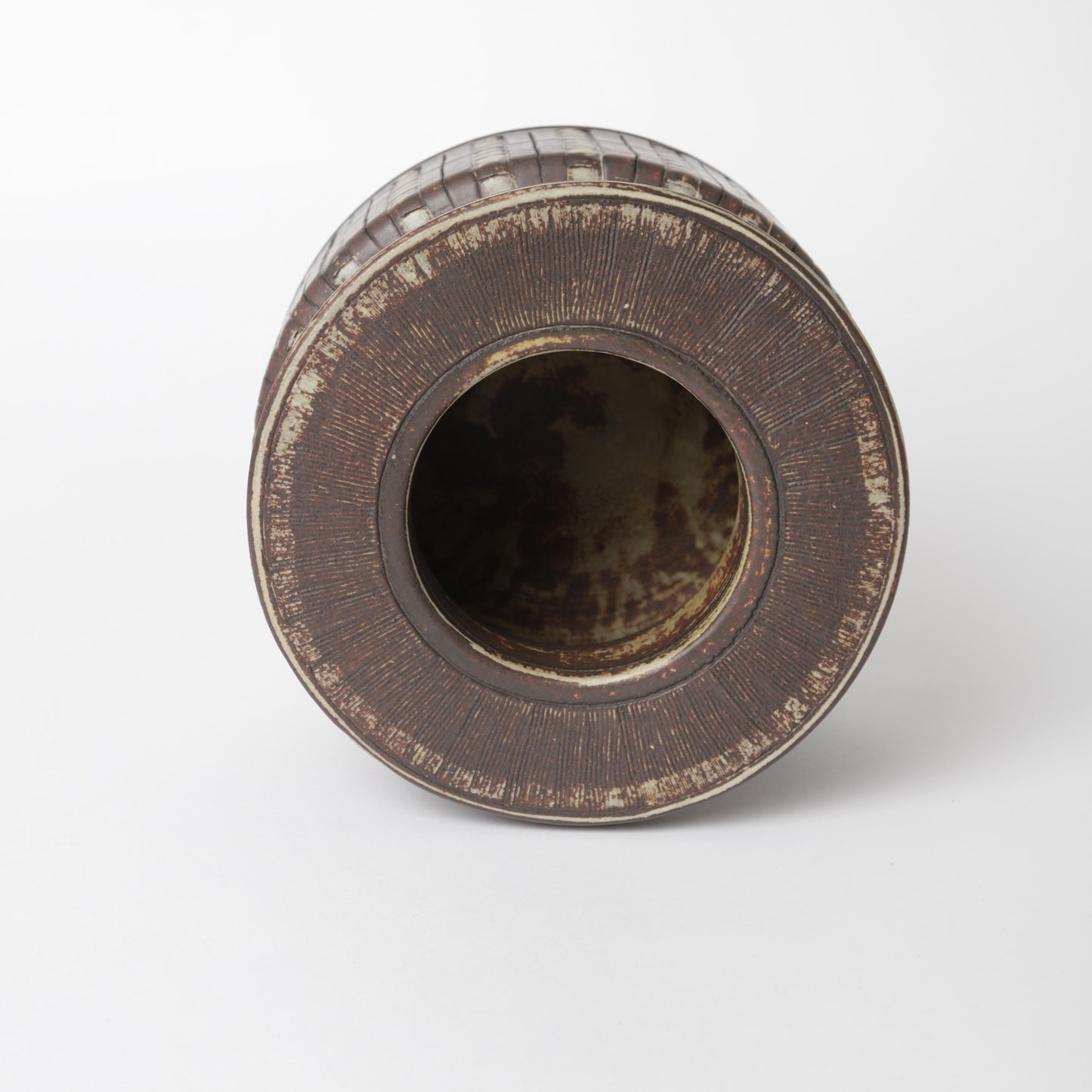 Vas i stengods, Farsta, av Wilhelm Kåge för Gustavsberg. Signerad Gustavsberg Kåge FARSTA I.10 samt Studiohanden. 13,5cm hög och diam. 19cm Farsta stoneware vase by Wilhelm Kåge for Gustavsberg. Signed Gustavsberg Kåge FARSTA I.10 and the “Studio hand”. H: 13,5cm/5,3″ and diam. 19cm/7,5″