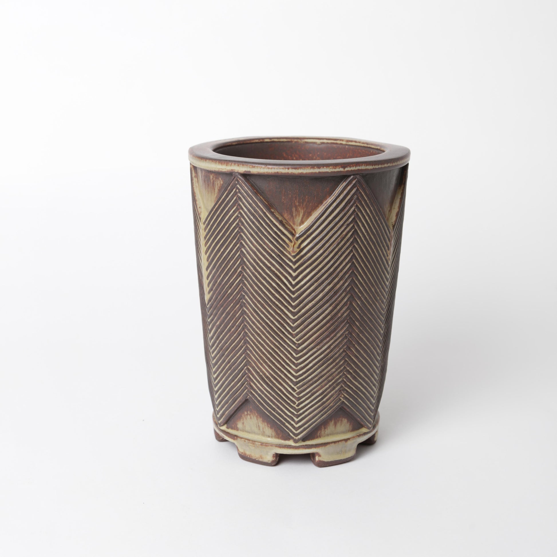 Farstavas i stengods av Wilhelm Kåge 1951 för Gustavsberg. Signerad Kåge Farsta U samt studiohanden. 19,5cm hög och diameter 14cm.. Farsta vase by Wilhelm Kåge 1951 for Gustavsberg. Signed Kåge Farsta U and the studiohand. H: 19,5cm/7,7″ and diam. 14cm/5,5".