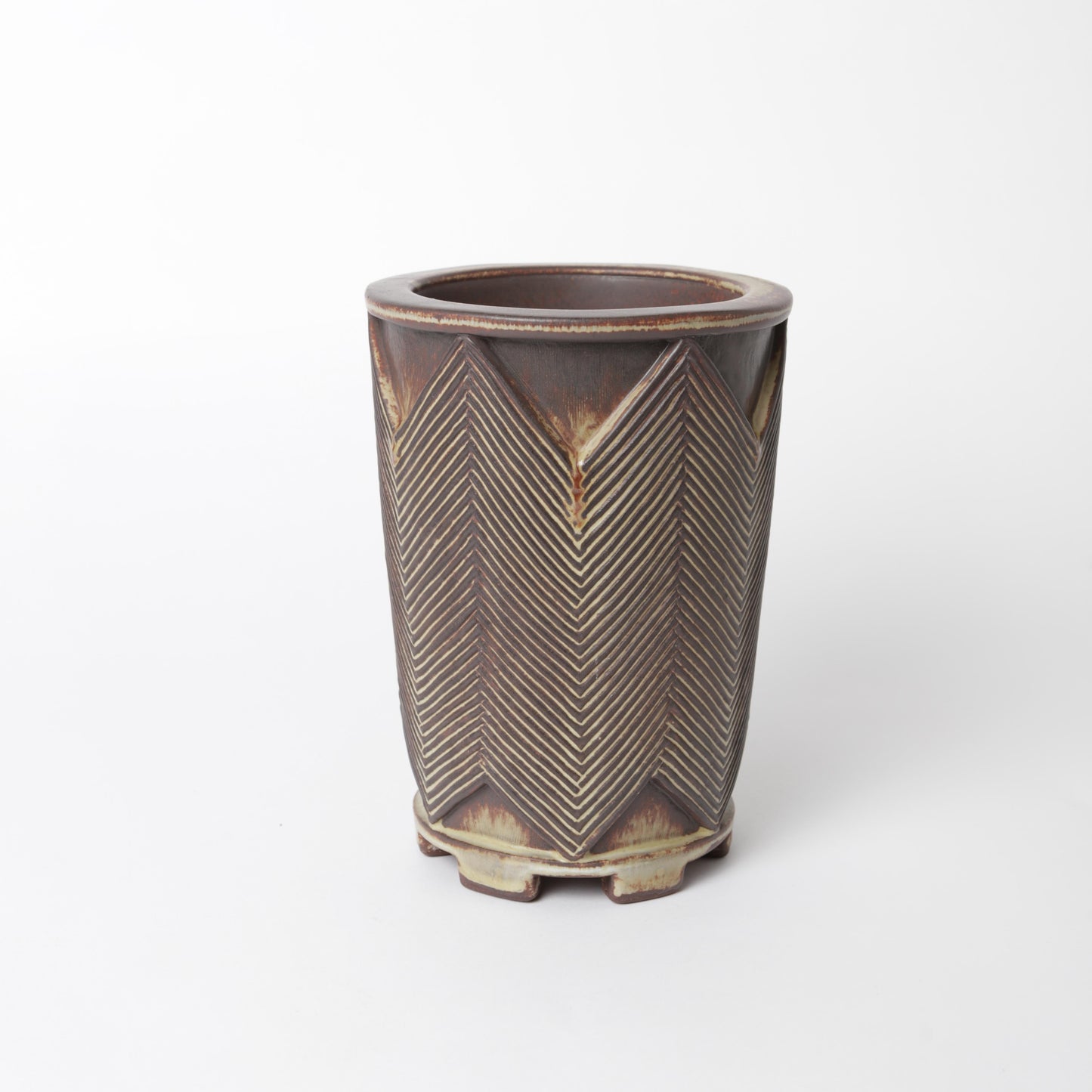 Farstavas i stengods av Wilhelm Kåge 1951 för Gustavsberg. Signerad Kåge Farsta U samt studiohanden. 19,5cm hög och diameter 14cm.. Farsta vase by Wilhelm Kåge 1951 for Gustavsberg. Signed Kåge Farsta U and the studiohand. H: 19,5cm/7,7″ and diam. 14cm/5,5".