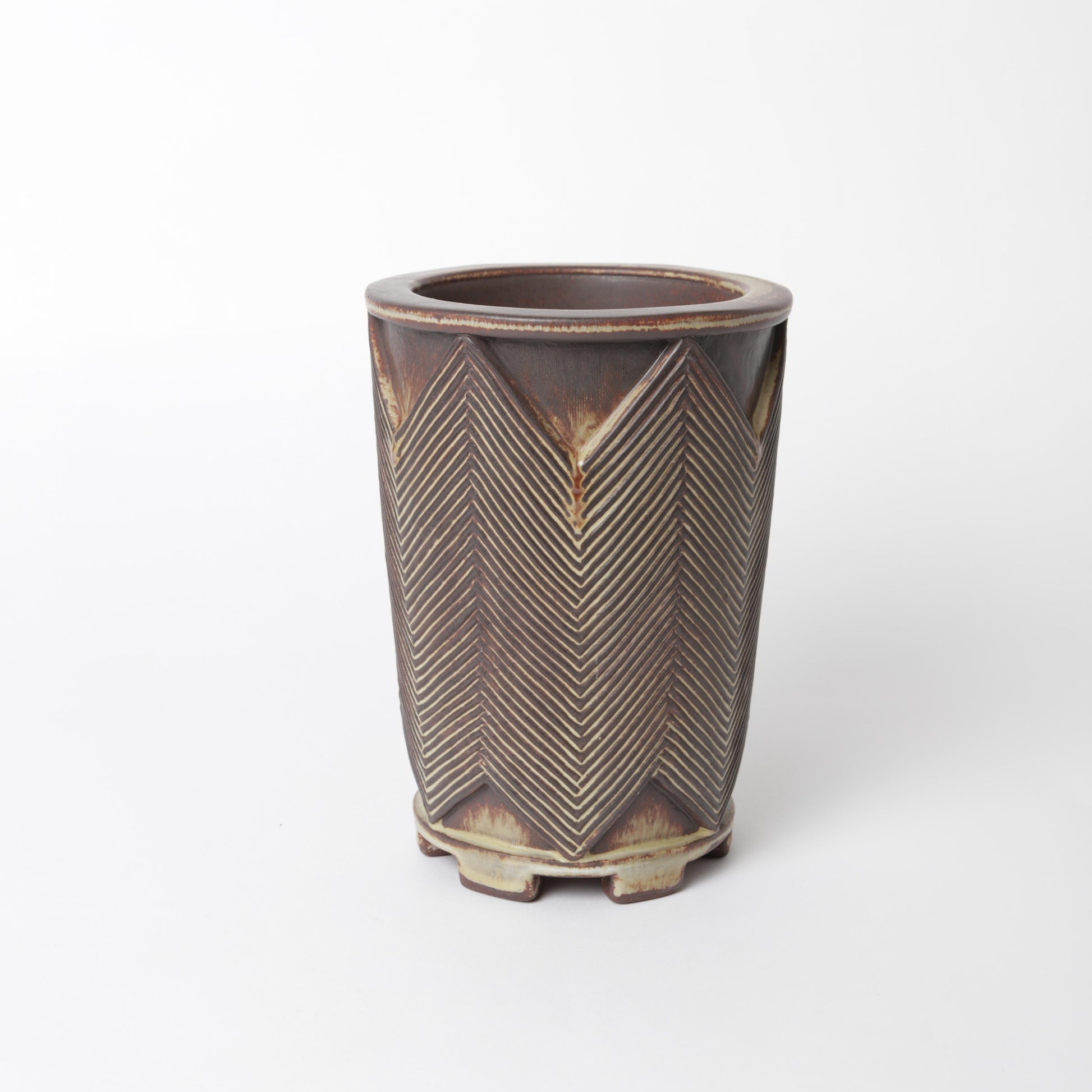Farstavas i stengods av Wilhelm Kåge 1951 för Gustavsberg. Signerad Kåge Farsta U samt studiohanden. 19,5cm hög och diameter 14cm.. Farsta vase by Wilhelm Kåge 1951 for Gustavsberg. Signed Kåge Farsta U and the studiohand. H: 19,5cm/7,7″ and diam. 14cm/5,5".