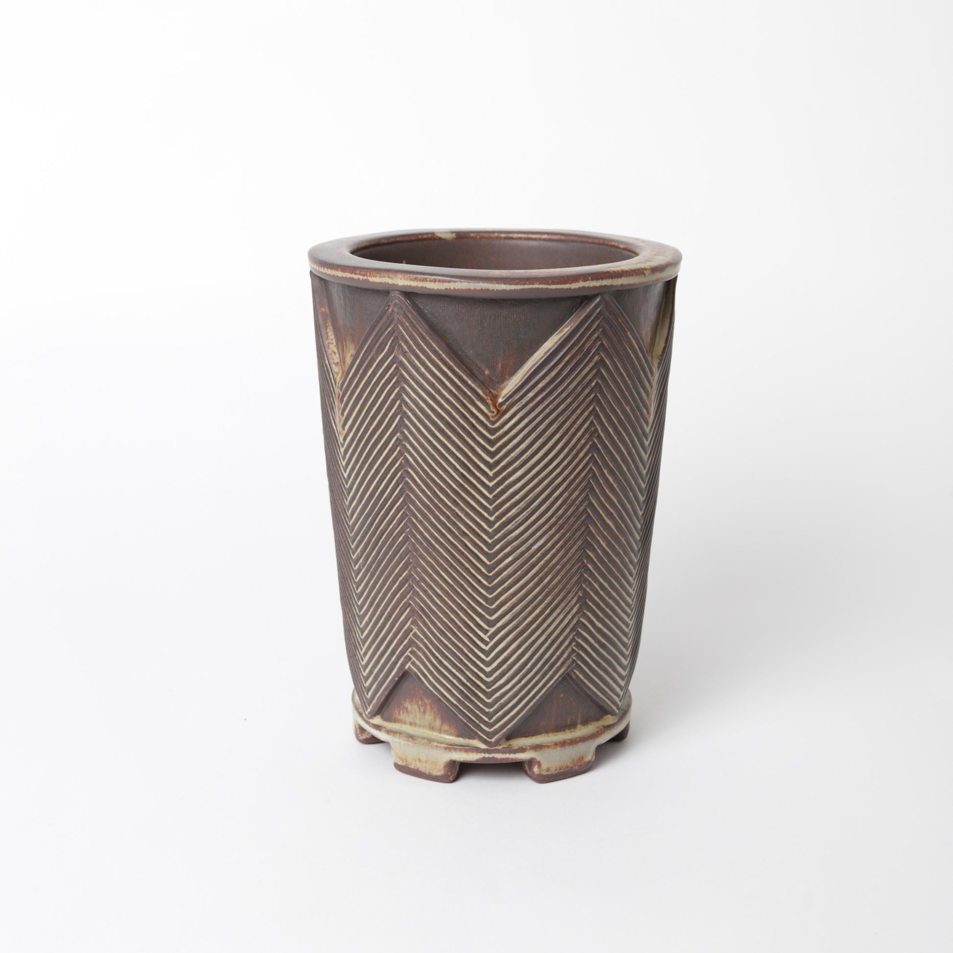 Farstavas i stengods av Wilhelm Kåge 1951 för Gustavsberg. Signerad Kåge Farsta U samt studiohanden. 19,5cm hög och diameter 14cm.. Farsta vase by Wilhelm Kåge 1951 for Gustavsberg. Signed Kåge Farsta U and the studiohand. H: 19,5cm/7,7″ and diam. 14cm/5,5".