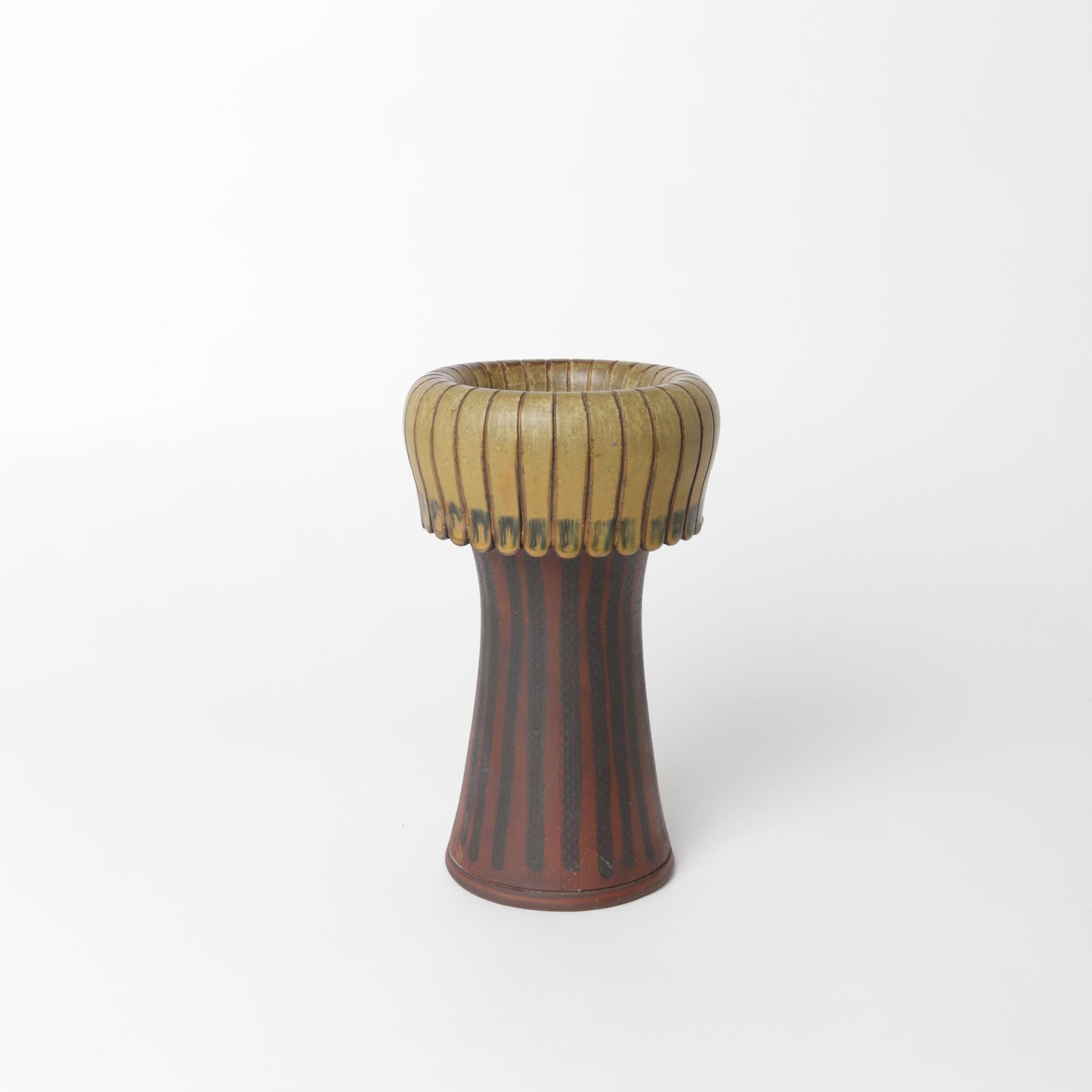 Farstavas i ”svampform” av Wilhelm Kåge för Gustavsberg 1956. Signerad FARSTA Gustavsberg KÅGE Å samt ”Studiohanden”. 20,3 cm hög. Farsta vase in mushroom shape by Wilhelm Kåge 1956. Signed FARSTA Gustavsberg KÅGE Å and the “Studio Hand”. H: 20,3cm/8″.