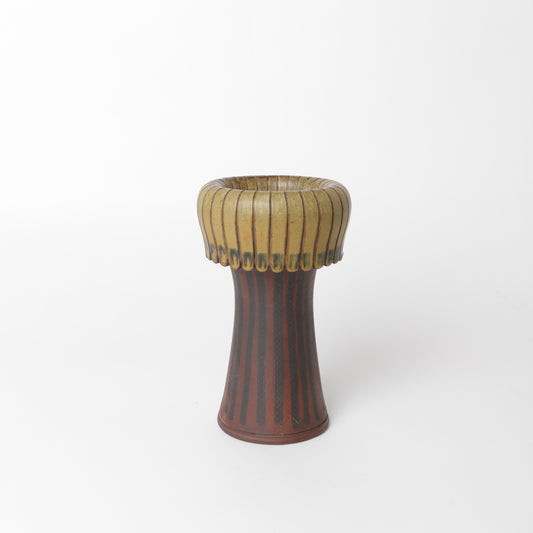 Farstavas i ”svampform” av Wilhelm Kåge för Gustavsberg 1956. Signerad FARSTA Gustavsberg KÅGE Å samt ”Studiohanden”. 20,3 cm hög. Farsta vase in mushroom shape by Wilhelm Kåge 1956. Signed FARSTA Gustavsberg KÅGE Å and the “Studio Hand”. H: 20,3cm/8″.
