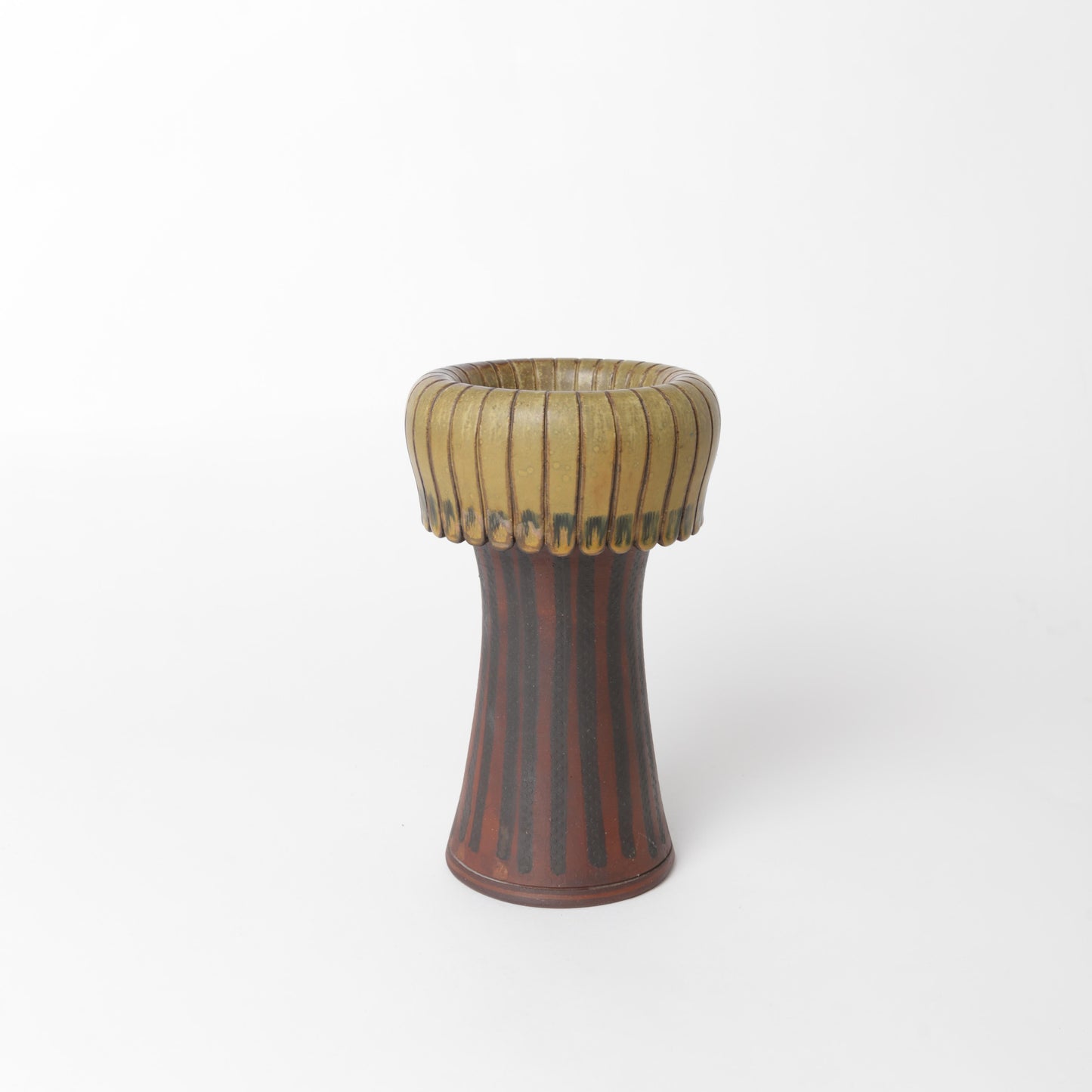 Farstavas i ”svampform” av Wilhelm Kåge för Gustavsberg 1956. Signerad FARSTA Gustavsberg KÅGE Å samt ”Studiohanden”. 20,3 cm hög. Farsta vase in mushroom shape by Wilhelm Kåge 1956. Signed FARSTA Gustavsberg KÅGE Å and the “Studio Hand”. H: 20,3cm/8″.