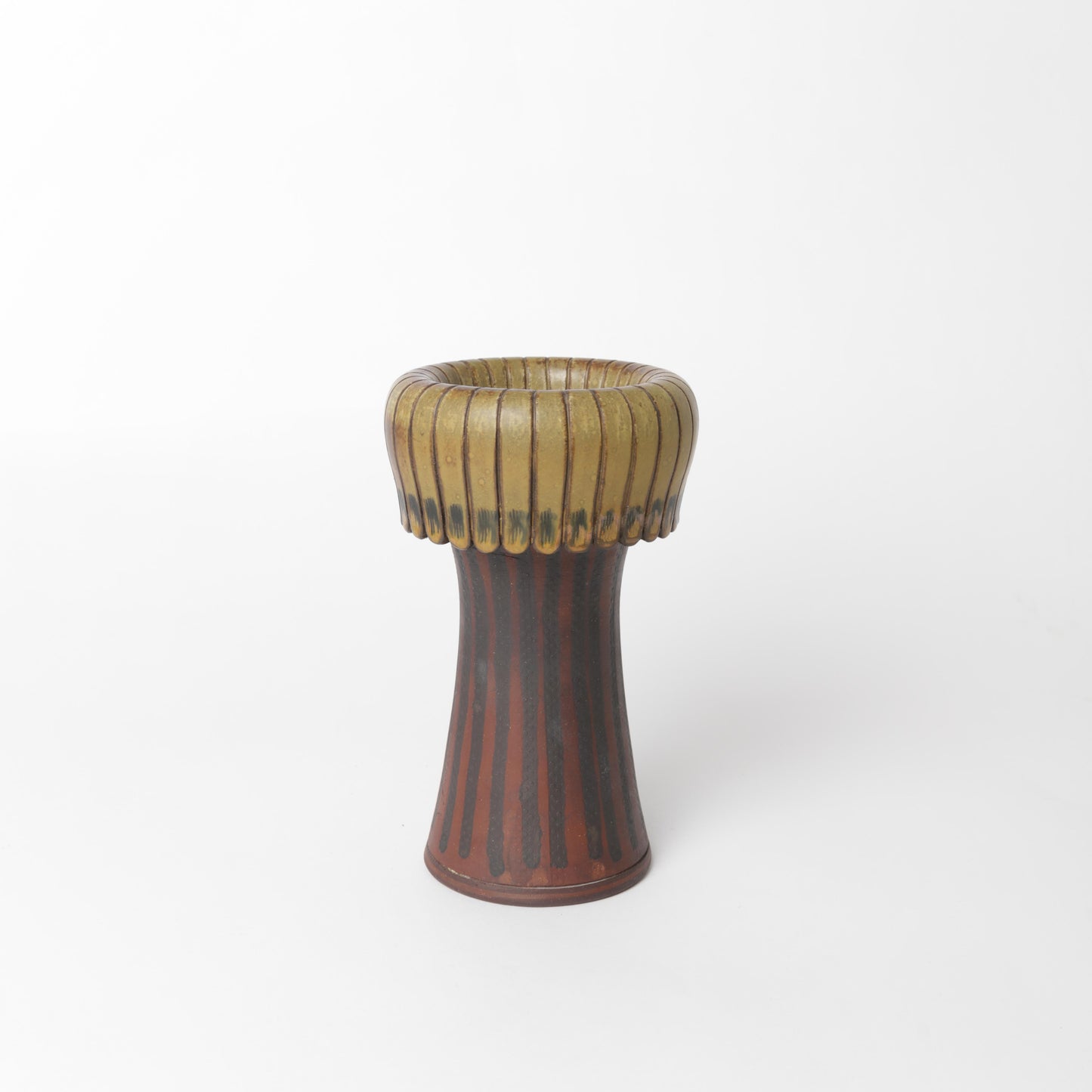 Farstavas i ”svampform” av Wilhelm Kåge för Gustavsberg 1956. Signerad FARSTA Gustavsberg KÅGE Å samt ”Studiohanden”. 20,3 cm hög. Farsta vase in mushroom shape by Wilhelm Kåge 1956. Signed FARSTA Gustavsberg KÅGE Å and the “Studio Hand”. H: 20,3cm/8″.