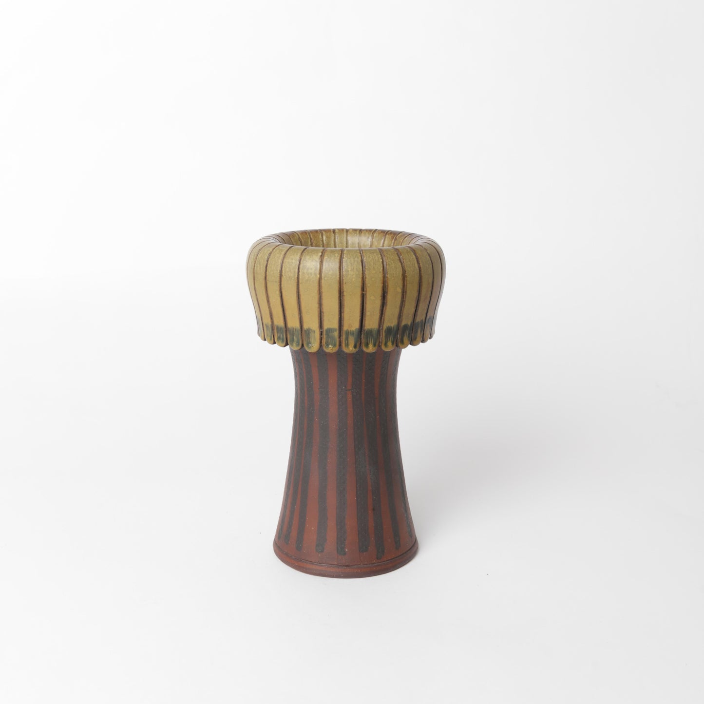 Farstavas i ”svampform” av Wilhelm Kåge för Gustavsberg 1956. Signerad FARSTA Gustavsberg KÅGE Å samt ”Studiohanden”. 20,3 cm hög. Farsta vase in mushroom shape by Wilhelm Kåge 1956. Signed FARSTA Gustavsberg KÅGE Å and the “Studio Hand”. H: 20,3cm/8″.