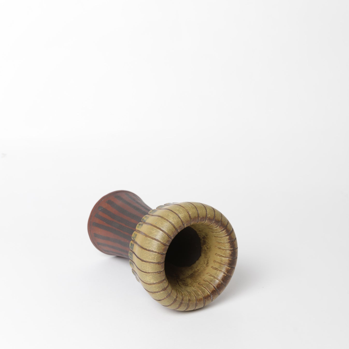 Farstavas i ”svampform” av Wilhelm Kåge för Gustavsberg 1956. Signerad FARSTA Gustavsberg KÅGE Å samt ”Studiohanden”. 20,3 cm hög. Farsta vase in mushroom shape by Wilhelm Kåge 1956. Signed FARSTA Gustavsberg KÅGE Å and the “Studio Hand”. H: 20,3cm/8″.