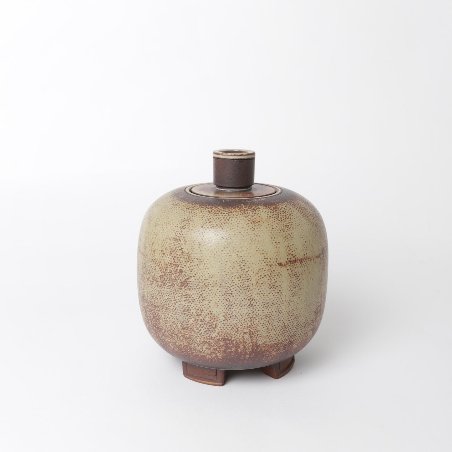 Urna i stengods, Farsta, av Wilhelm Kåge 1960 för Gustavsberg. Signerad Gustavsberg Kåge K9 FARSTA samt Studiohanden. 21cm hög och diameter 18cm. Farsta stoneware lidded urn by Wilhelm Kåge 1960 for Gustavsberg. Signed Gustavsberg Kåge FARSTA K9 and the “Studio hand”. H: 21cm/8,3″ and diam. 18cm/7,1