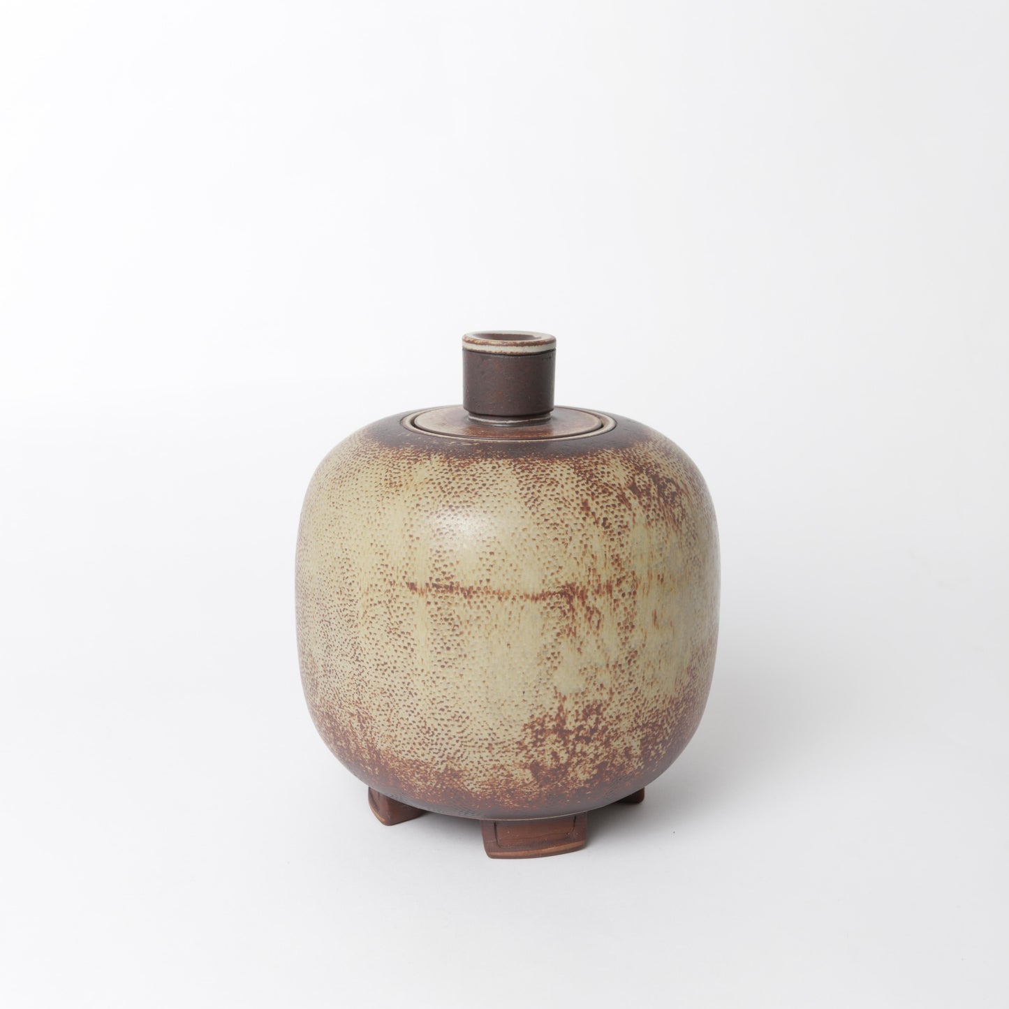 Urna i stengods, Farsta, av Wilhelm Kåge 1960 för Gustavsberg. Signerad Gustavsberg Kåge K9 FARSTA samt Studiohanden. 21cm hög och diameter 18cm. Farsta stoneware lidded urn by Wilhelm Kåge 1960 for Gustavsberg. Signed Gustavsberg Kåge FARSTA K9 and the “Studio hand”. H: 21cm/8,3″ and diam. 18cm/7,1