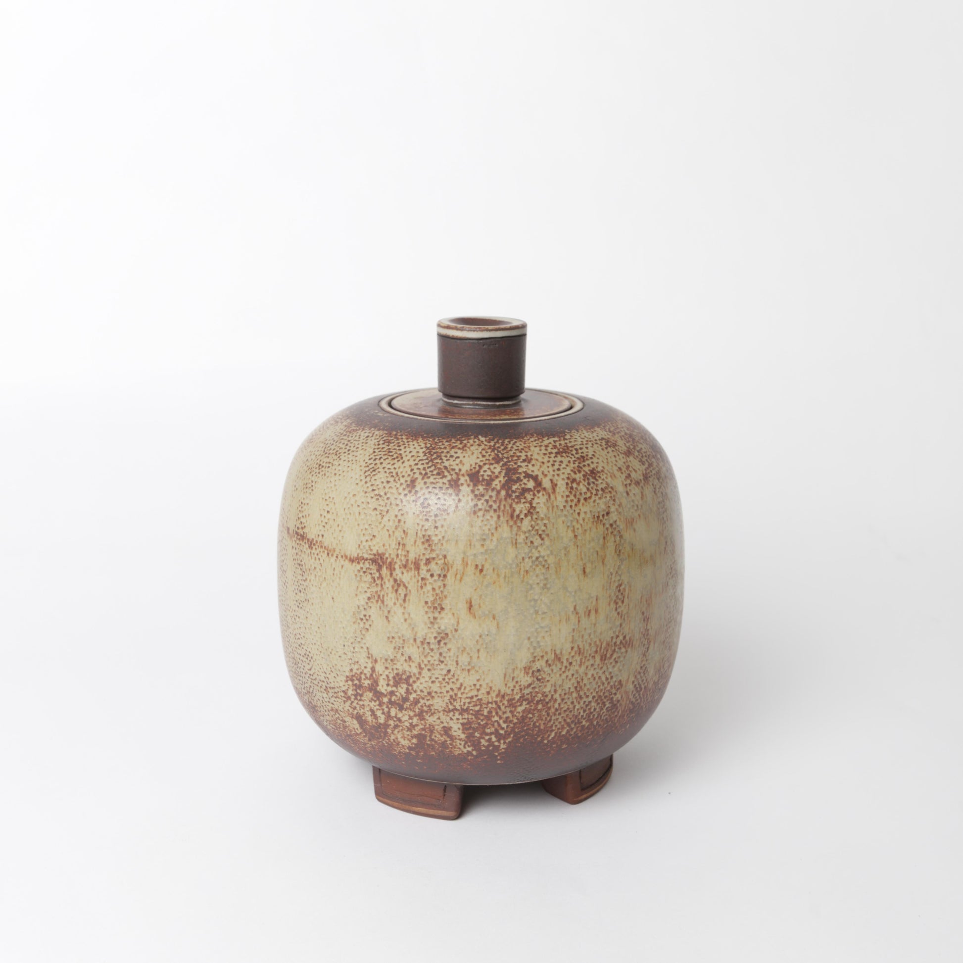 Urna i stengods, Farsta, av Wilhelm Kåge 1960 för Gustavsberg. Signerad Gustavsberg Kåge K9 FARSTA samt Studiohanden. 21cm hög och diameter 18cm. Farsta stoneware lidded urn by Wilhelm Kåge 1960 for Gustavsberg. Signed Gustavsberg Kåge FARSTA K9 and the “Studio hand”. H: 21cm/8,3″ and diam. 18cm/7,1