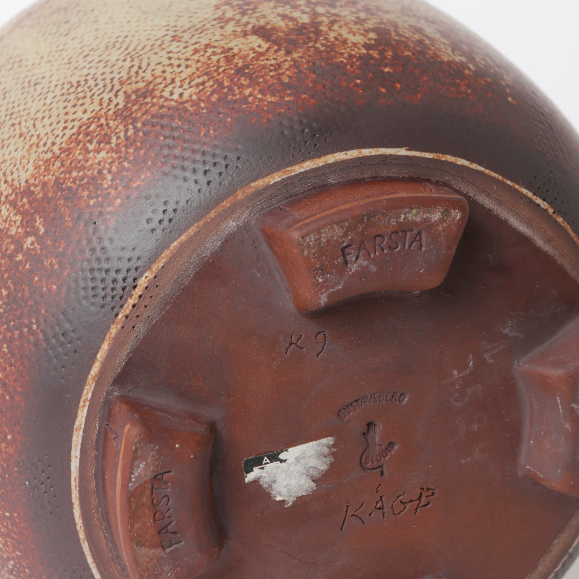 Urna i stengods, Farsta, av Wilhelm Kåge 1960 för Gustavsberg. Signerad Gustavsberg Kåge K9 FARSTA samt Studiohanden. 21cm hög och diameter 18cm. Farsta stoneware lidded urn by Wilhelm Kåge 1960 for Gustavsberg. Signed Gustavsberg Kåge FARSTA K9 and the “Studio hand”. H: 21cm/8,3″ and diam. 18cm/7,1