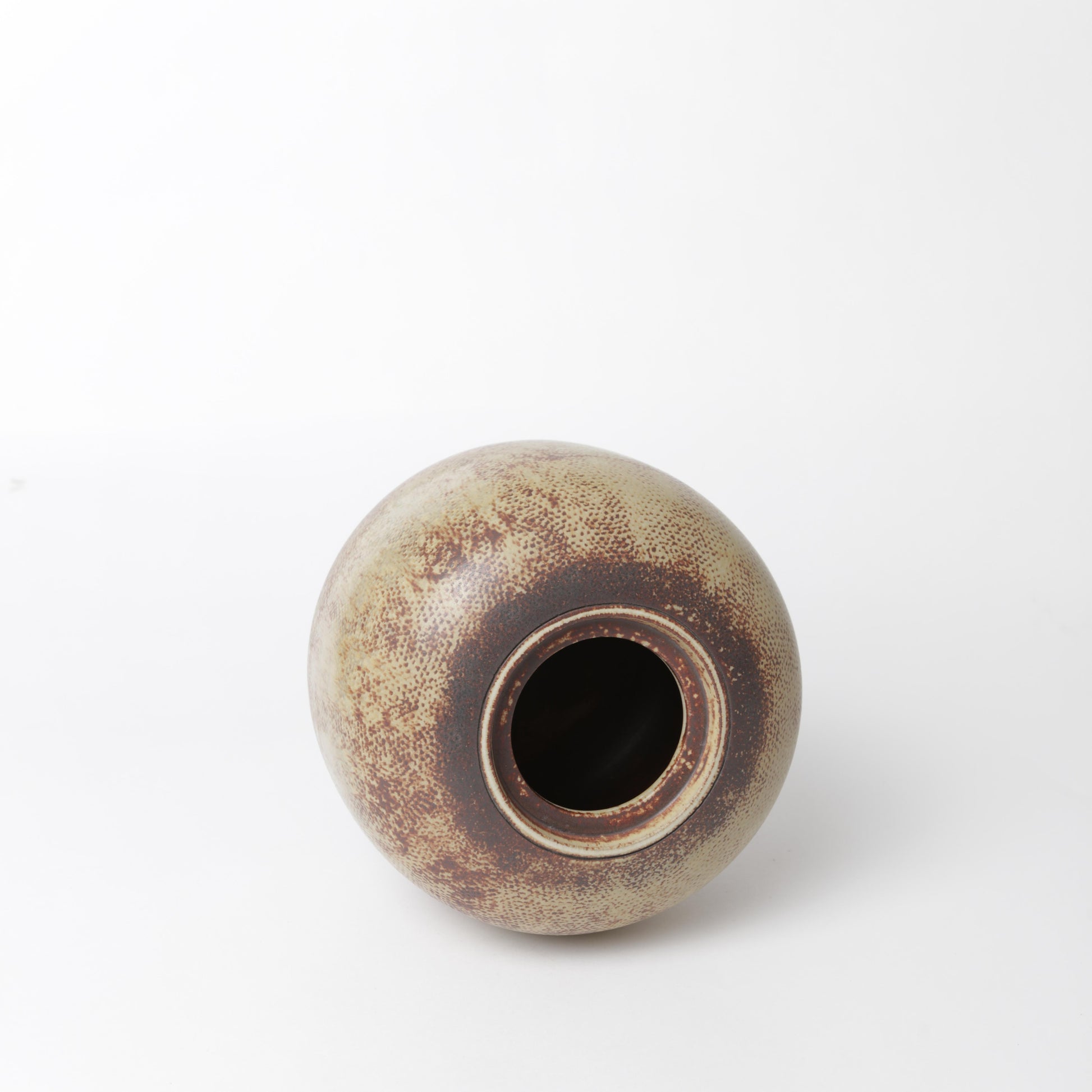 Urna i stengods, Farsta, av Wilhelm Kåge 1960 för Gustavsberg. Signerad Gustavsberg Kåge K9 FARSTA samt Studiohanden. 21cm hög och diameter 18cm. Farsta stoneware lidded urn by Wilhelm Kåge 1960 for Gustavsberg. Signed Gustavsberg Kåge FARSTA K9 and the “Studio hand”. H: 21cm/8,3″ and diam. 18cm/7,1