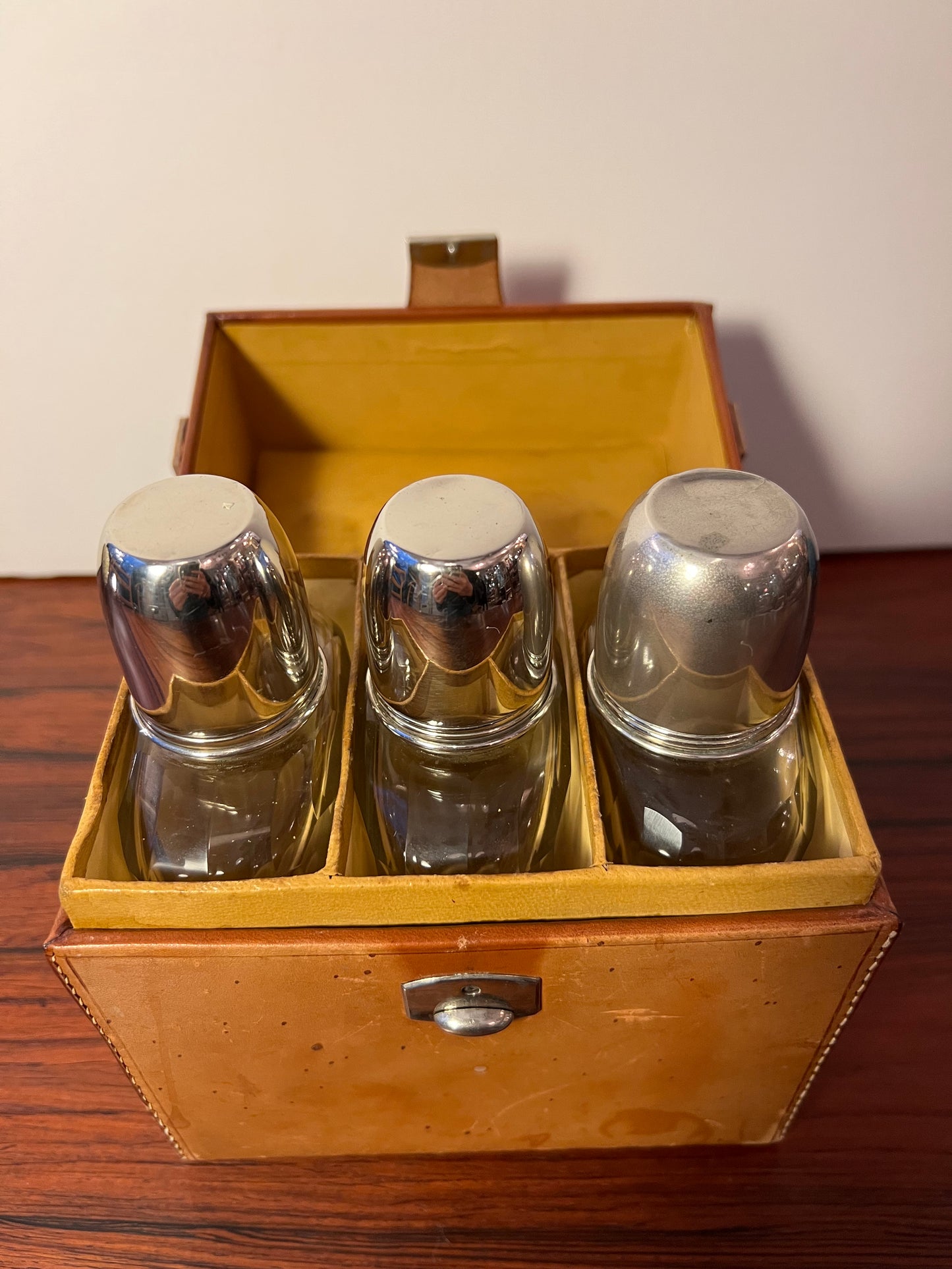 ガラスボトル3本とマグカップ3本が入ったレザートラベルケース