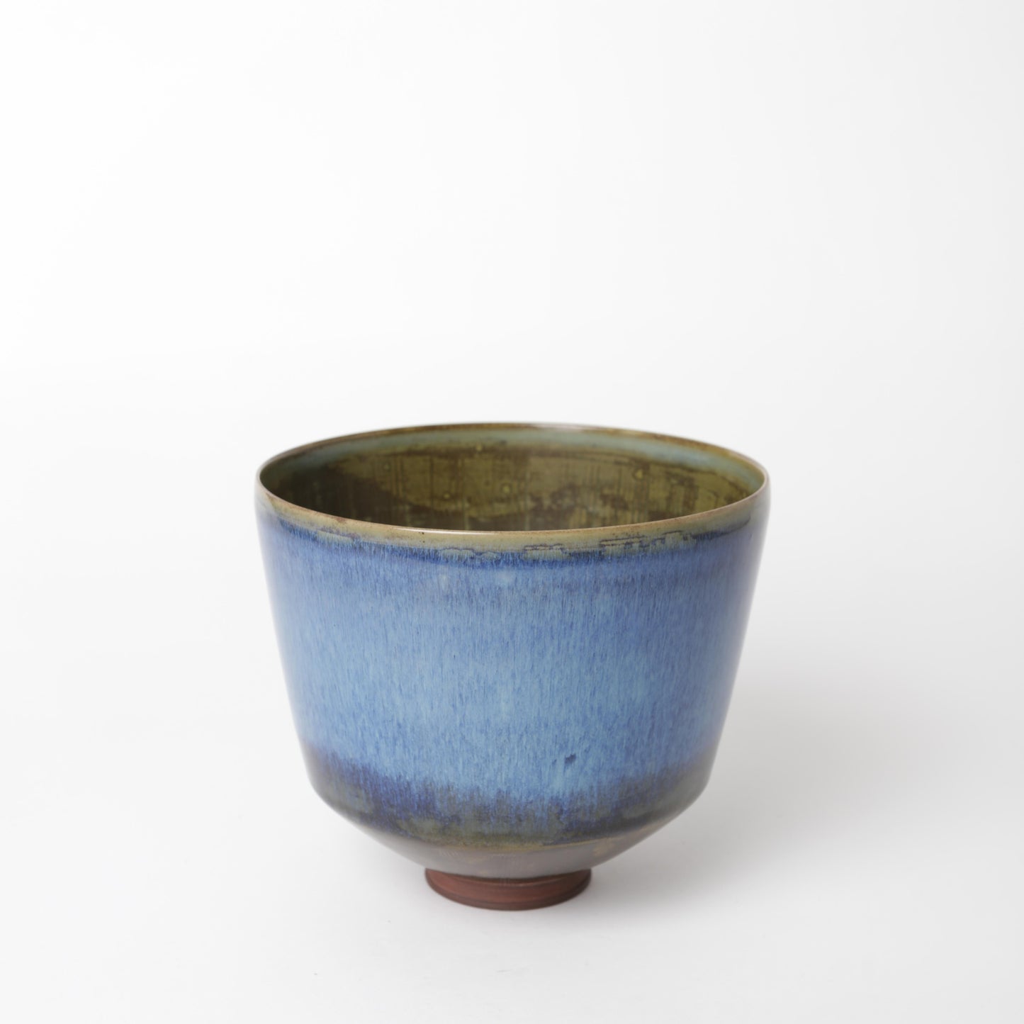 Farstaskål av Wilhelm Kåge 1956, i blå glasyr. Signerad FARSTA Gustavsberg KÅGE Å samt ”Studiohanden”. 15cm hög och diam. 17cm. Farsta bowl by Wilhelm Kåge 1956 with blue glaze. Signed FARSTA Gustavsberg KÅGE Å and the “Studio Hand”. H: 15cm/5,9″ and diam. 17cm/6,7″.
