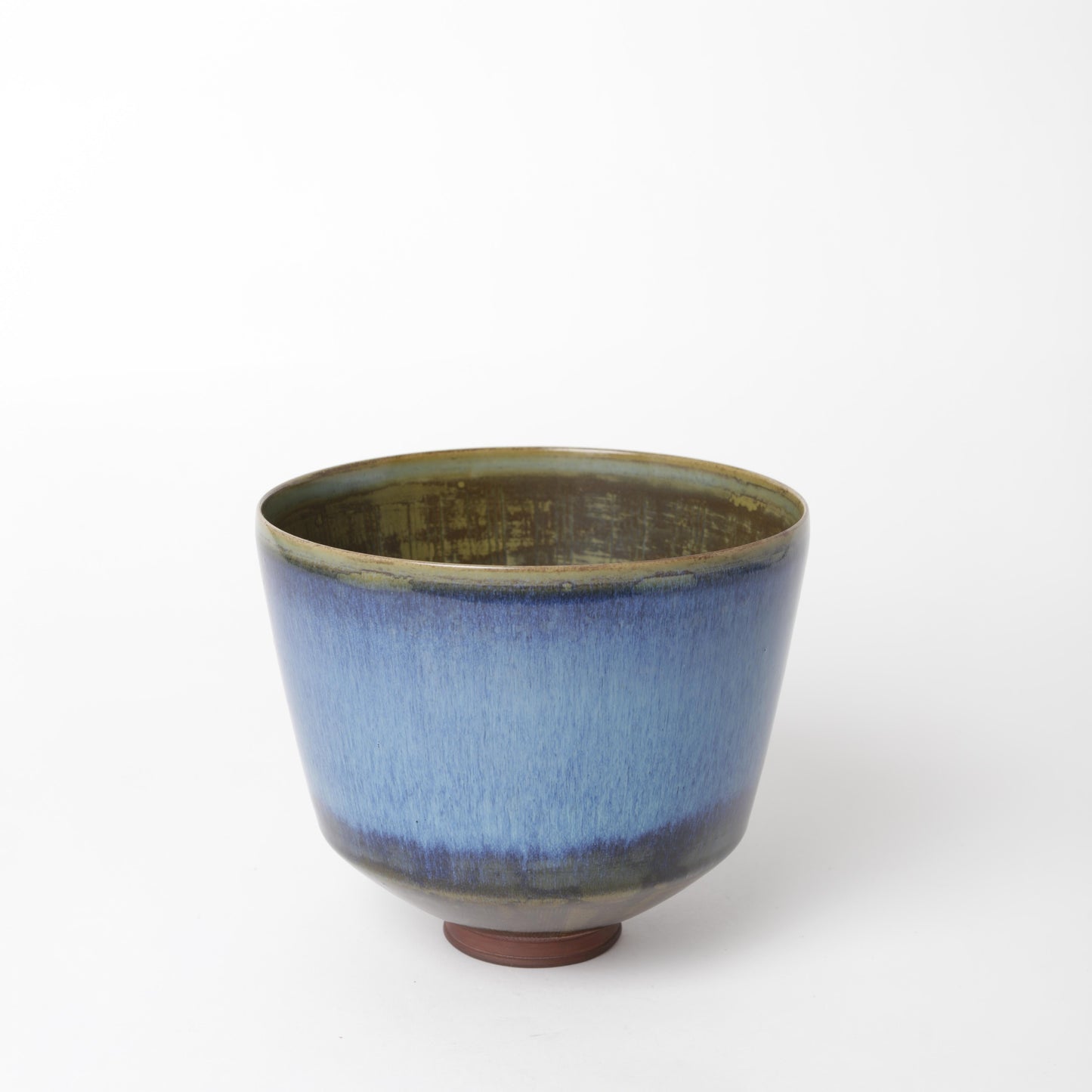 Farstaskål av Wilhelm Kåge 1956, i blå glasyr. Signerad FARSTA Gustavsberg KÅGE Å samt ”Studiohanden”. 15cm hög och diam. 17cm. Farsta bowl by Wilhelm Kåge 1956 with blue glaze. Signed FARSTA Gustavsberg KÅGE Å and the “Studio Hand”. H: 15cm/5,9″ and diam. 17cm/6,7″.
