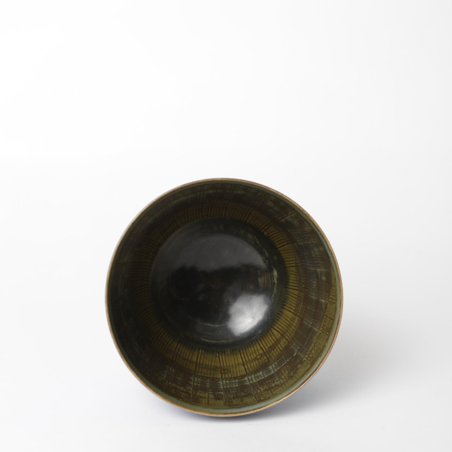 Farstaskål av Wilhelm Kåge 1956, i blå glasyr. Signerad FARSTA Gustavsberg KÅGE Å samt ”Studiohanden”. 15cm hög och diam. 17cm. Farsta bowl by Wilhelm Kåge 1956 with blue glaze. Signed FARSTA Gustavsberg KÅGE Å and the “Studio Hand”. H: 15cm/5,9″ and diam. 17cm/6,7″.