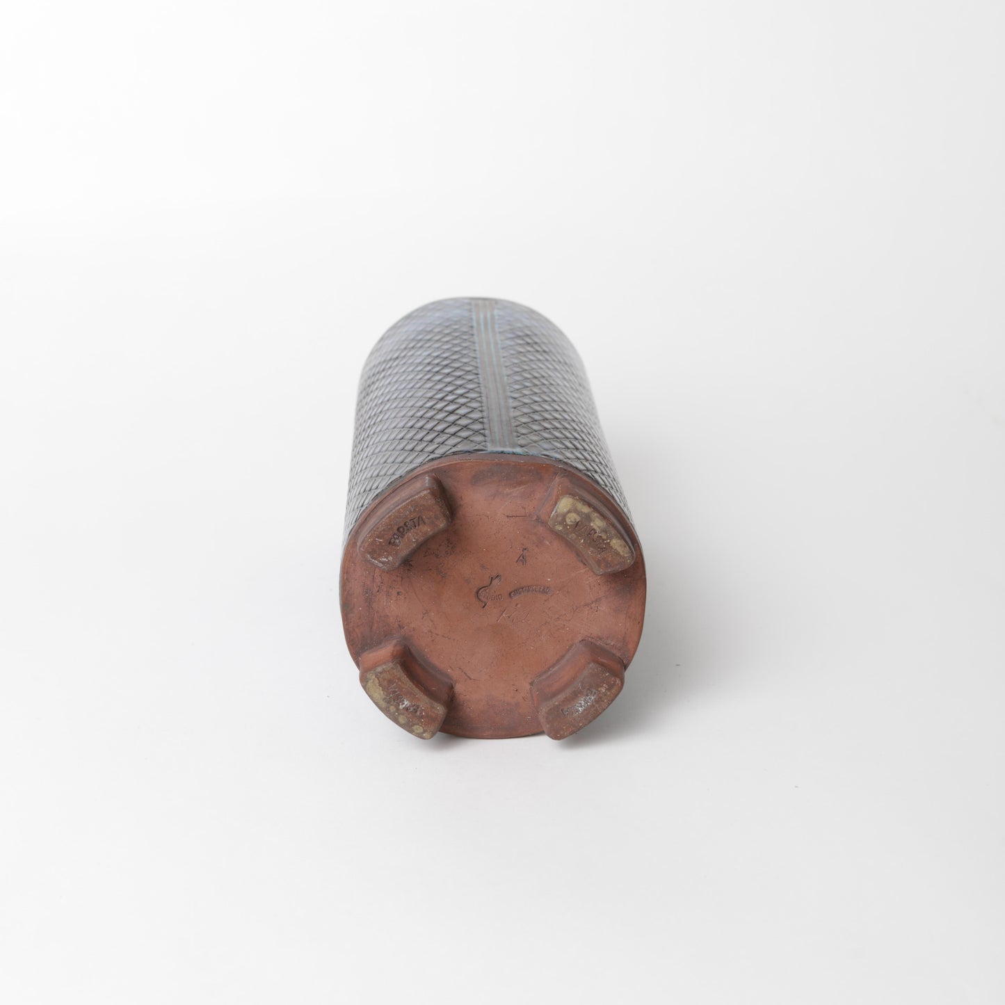 Farstavas av Wilhelm Kåge 1956, i blå glasyr med geometriskt mönster. Signerad FARSTA Gustavsberg KÅGE Å samt ”Studiohanden”. 25,5cm hög och diam. 11,5cm. Farsta vase by Wilhelm Kåge 1956 with blue glaze and geometric pattern. Signed FARSTA Gustavsberg KÅGE Å and the “Studio Hand”. H: 25,5cm/10″ and diam. 11,5cm/4,5″.
