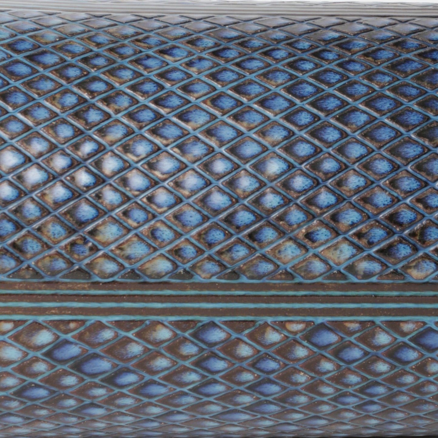 Farstavas av Wilhelm Kåge 1956, i blå glasyr med geometriskt mönster. Signerad FARSTA Gustavsberg KÅGE Å samt ”Studiohanden”. 25,5cm hög och diam. 11,5cm. Farsta vase by Wilhelm Kåge 1956 with blue glaze and geometric pattern. Signed FARSTA Gustavsberg KÅGE Å and the “Studio Hand”. H: 25,5cm/10″ and diam. 11,5cm/4,5″.
