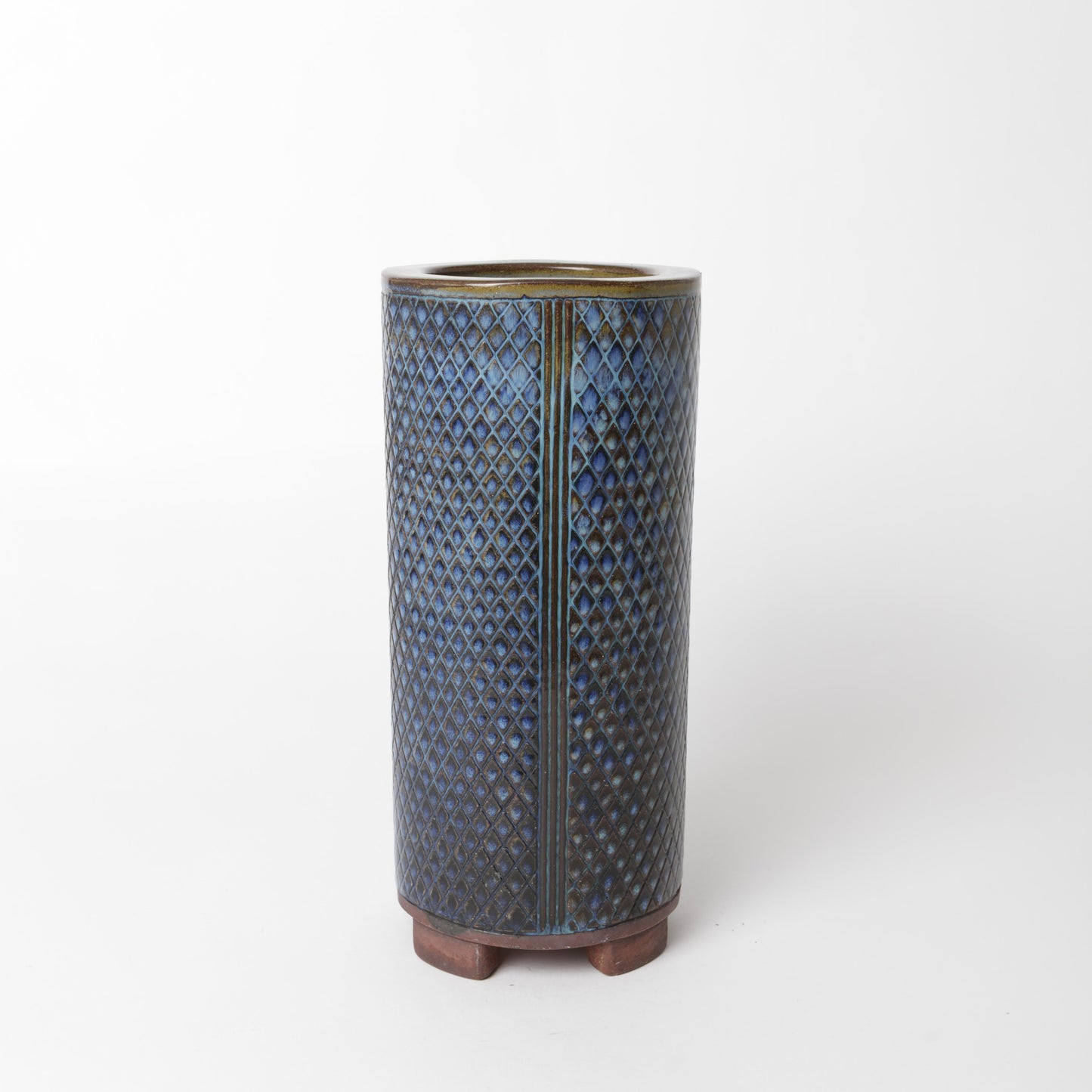 Farstavas av Wilhelm Kåge 1956, i blå glasyr med geometriskt mönster. Signerad FARSTA Gustavsberg KÅGE Å samt ”Studiohanden”. 25,5cm hög och diam. 11,5cm. Farsta vase by Wilhelm Kåge 1956 with blue glaze and geometric pattern. Signed FARSTA Gustavsberg KÅGE Å and the “Studio Hand”. H: 25,5cm/10″ and diam. 11,5cm/4,5″.