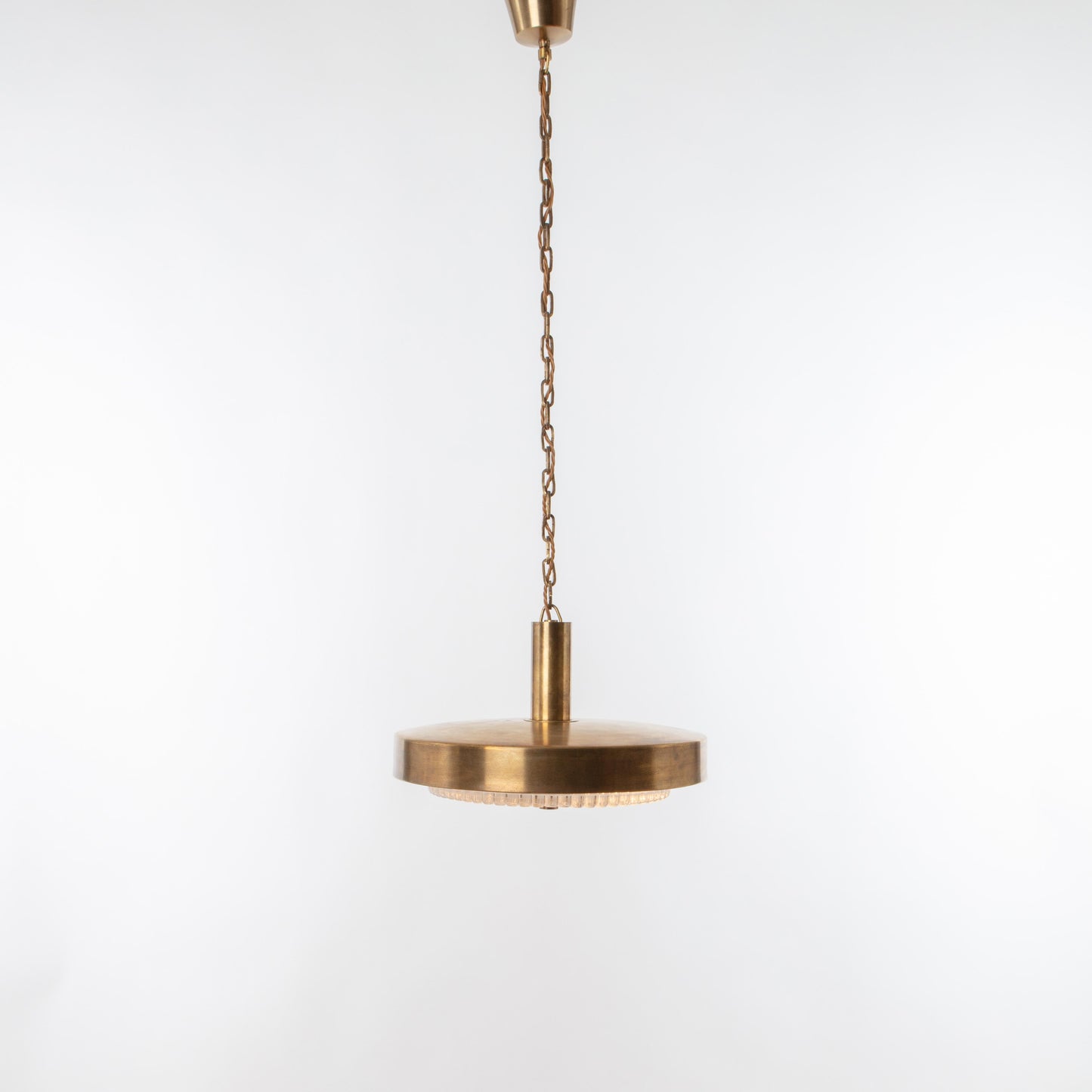 Taklampa i glas och mässing, 1960-tal. Höjd utan kedja: 25cm och diam. 39cm. Ceiling lamp in glass and brass, 1960's. Height without the chain: 25cm/9,8" and diameter: 39cm/15,4"