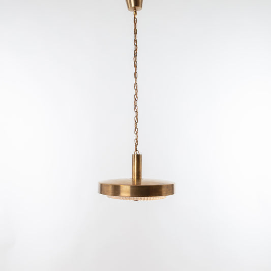 Taklampa i glas och mässing, 1960-tal. Höjd utan kedja: 25cm och diam. 39cm. Ceiling lamp in glass and brass, 1960's. Height without the chain: 25cm/9,8" and diameter: 39cm/15,4"