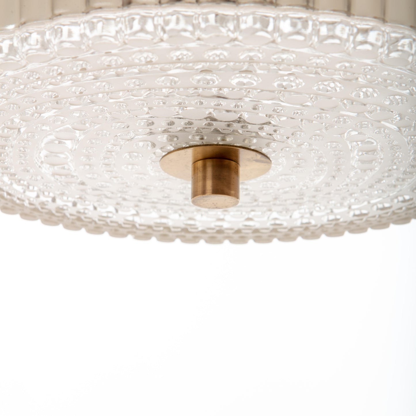 Taklampa i glas och mässing, 1960-tal. Höjd utan kedja: 25cm och diam. 39cm. Ceiling lamp in glass and brass, 1960's. Height without the chain: 25cm/9,8" and diameter: 39cm/15,4"